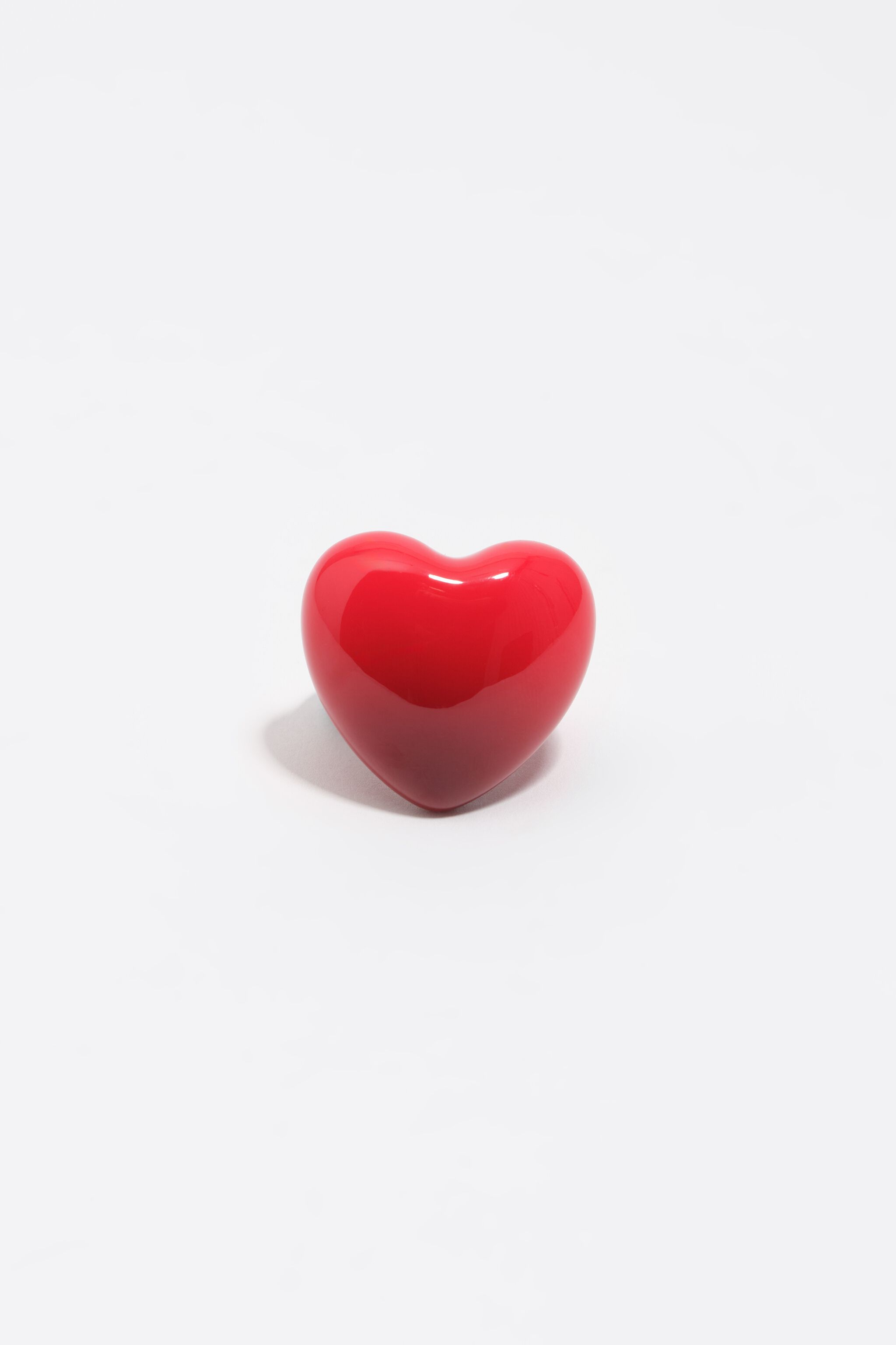 Anillo con corazón rojo