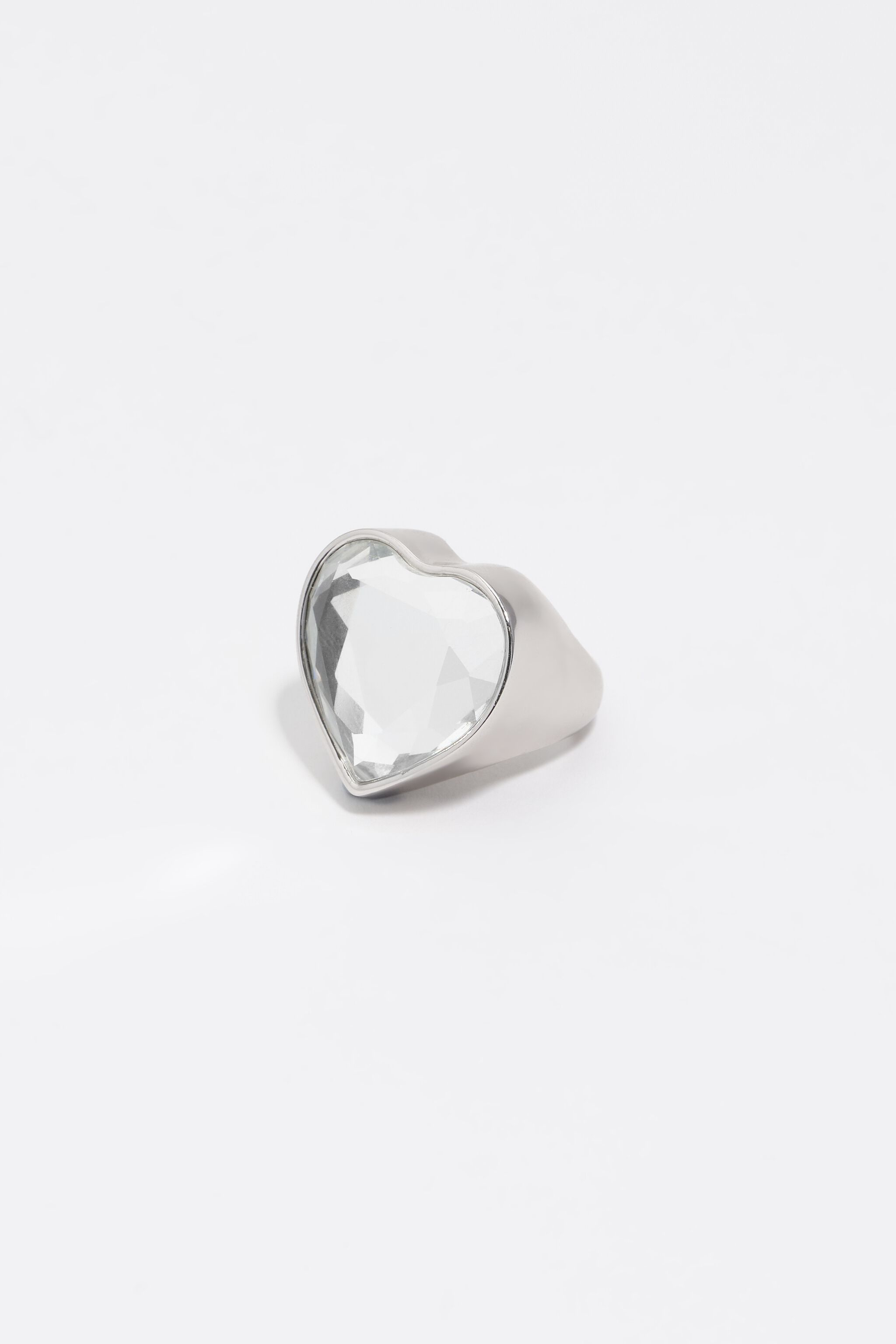 Anillo de corazón de cristal plateado