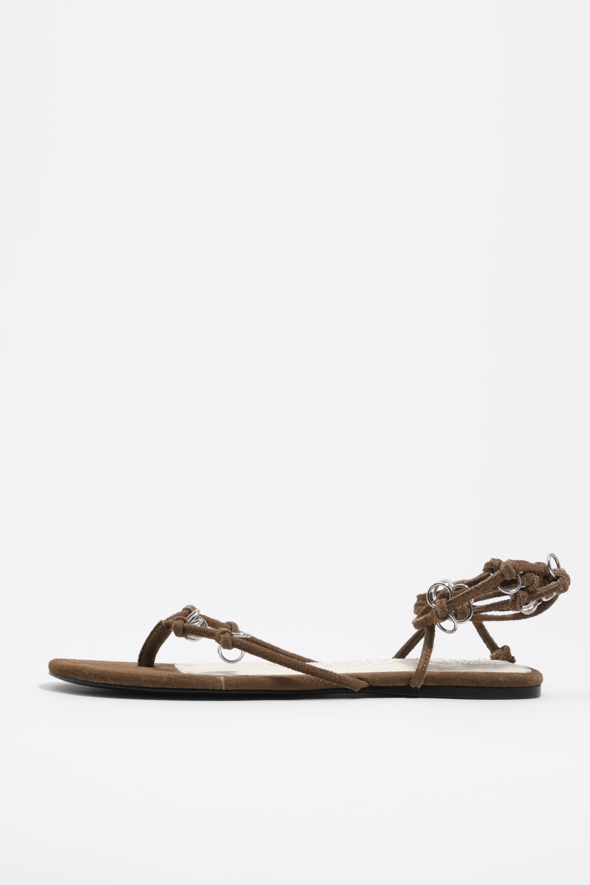 Sandal con cuero de oliva con agujeros decorativos
