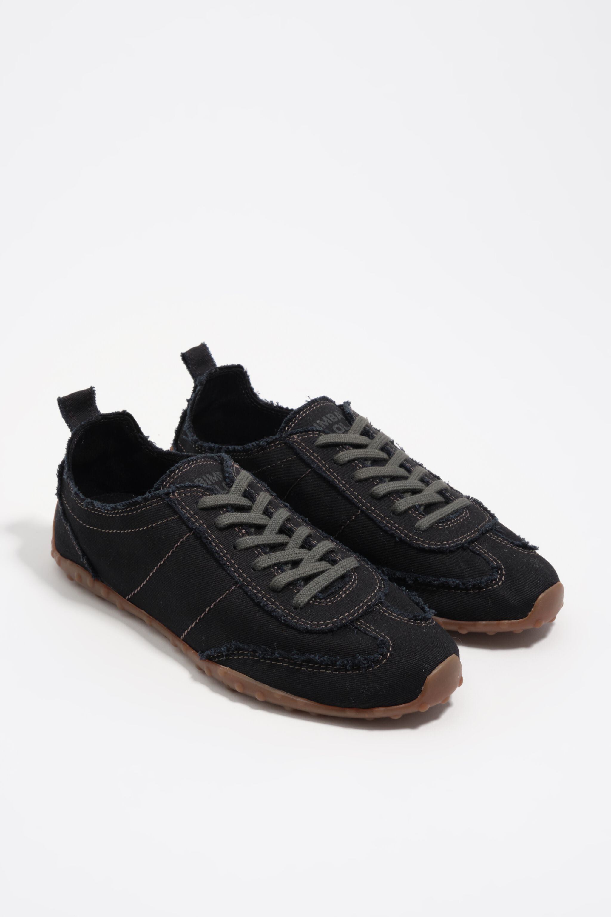 Zapatilla de tela negra 13 39