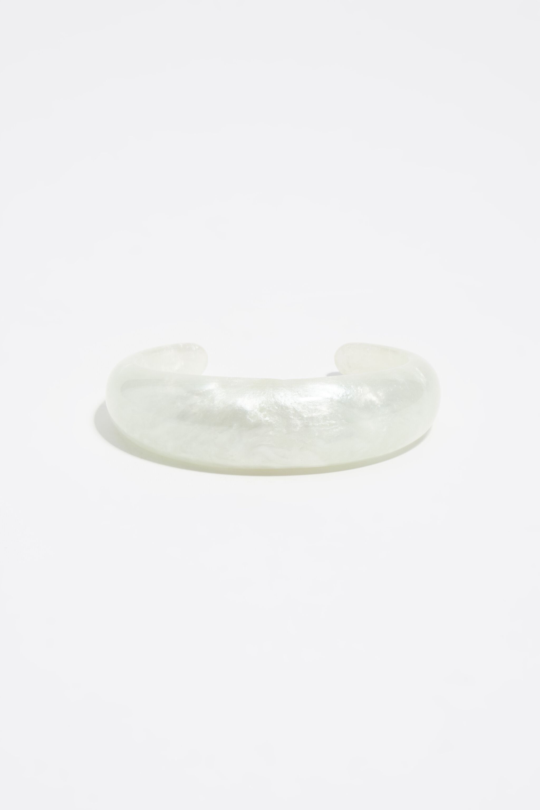 Pulsera de resina con efecto madreperla