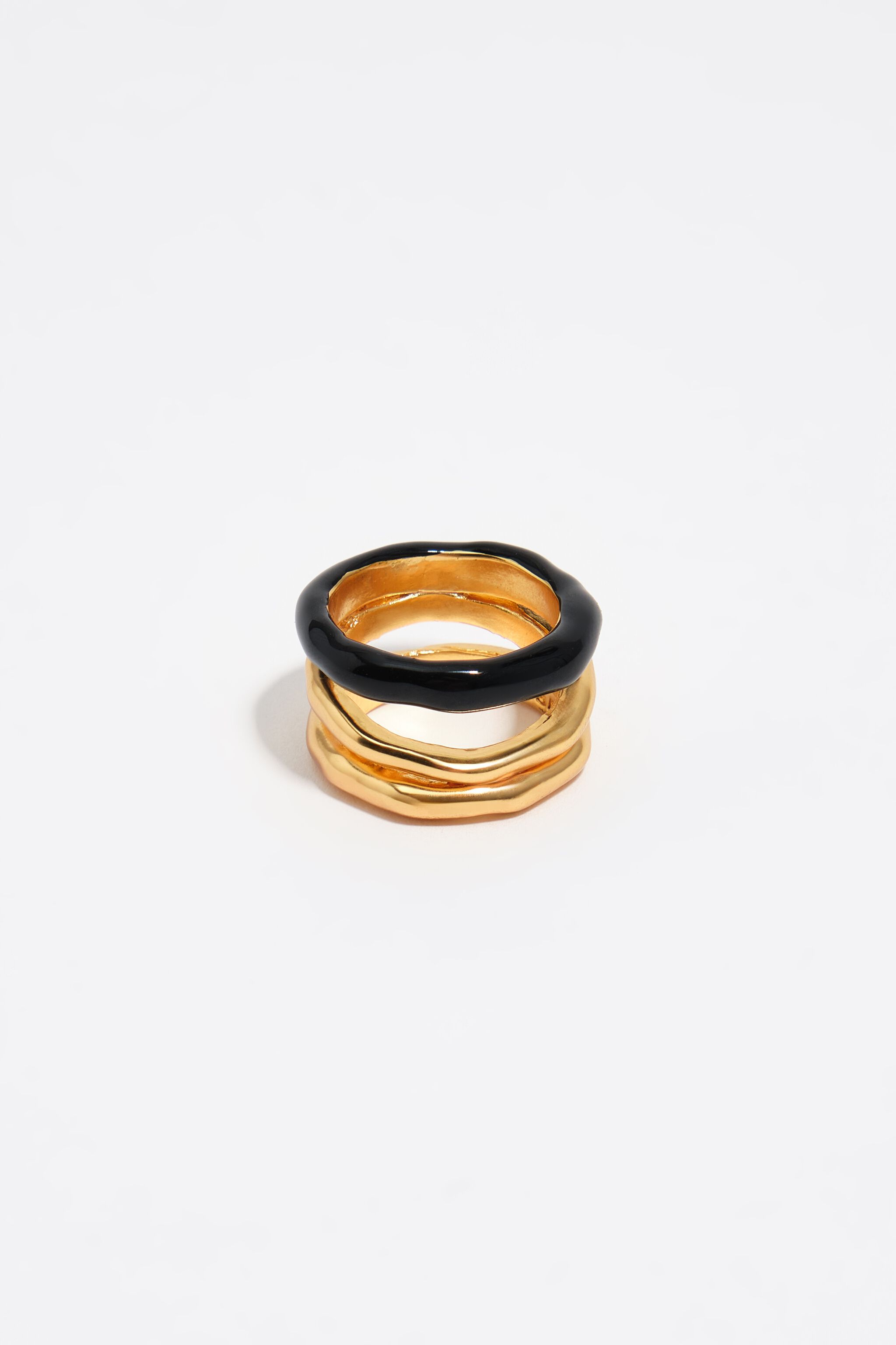 Anillo de banda dorada con esmalte negro