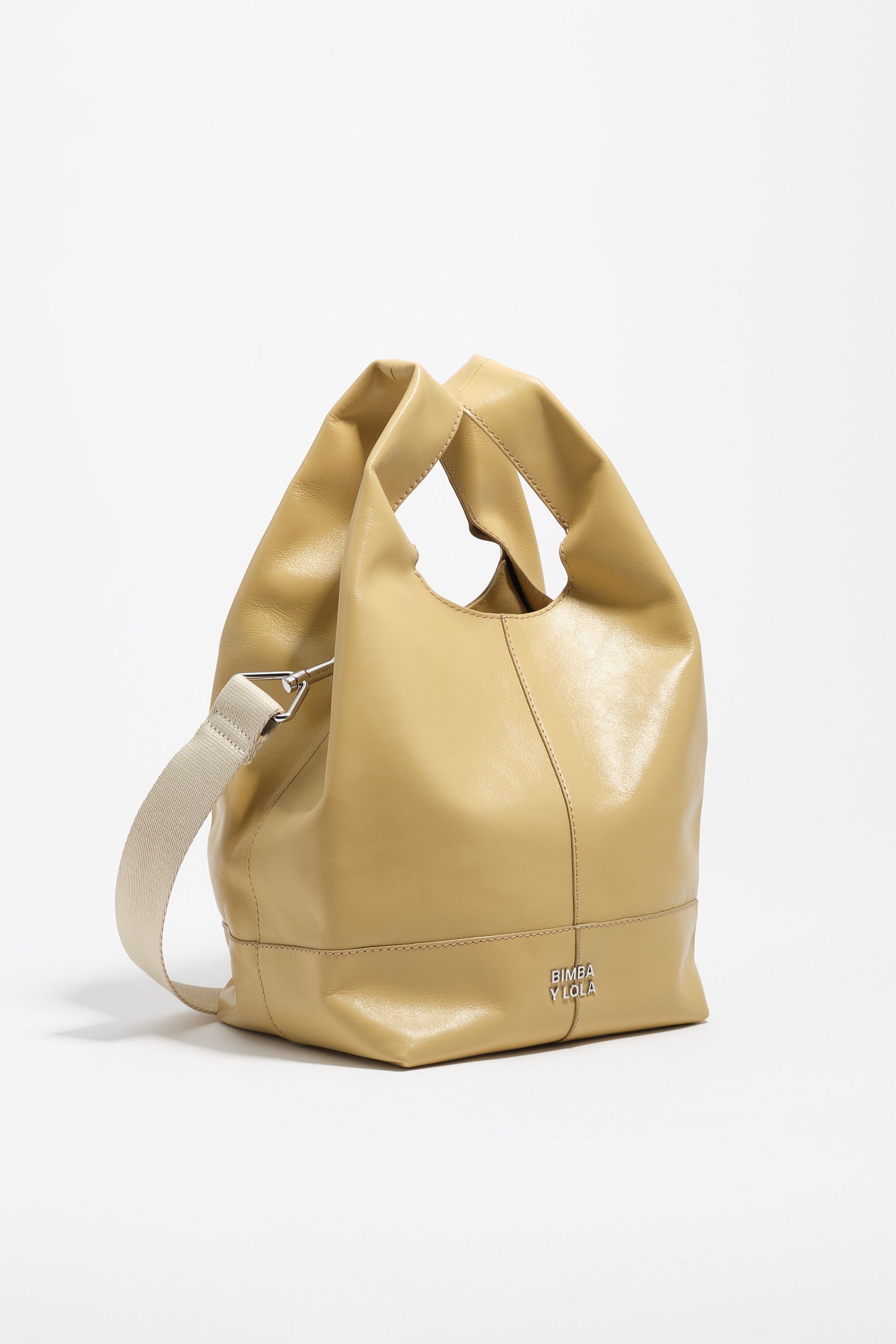 Bolso de papel de cuero marrón claro mediano