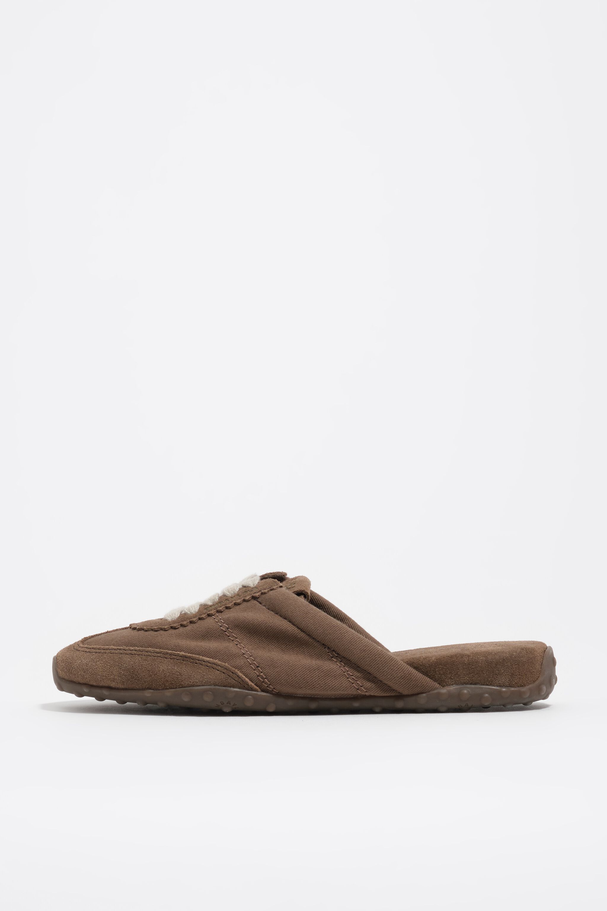 Zapatilla mule de ante marrón y tejido 13 31