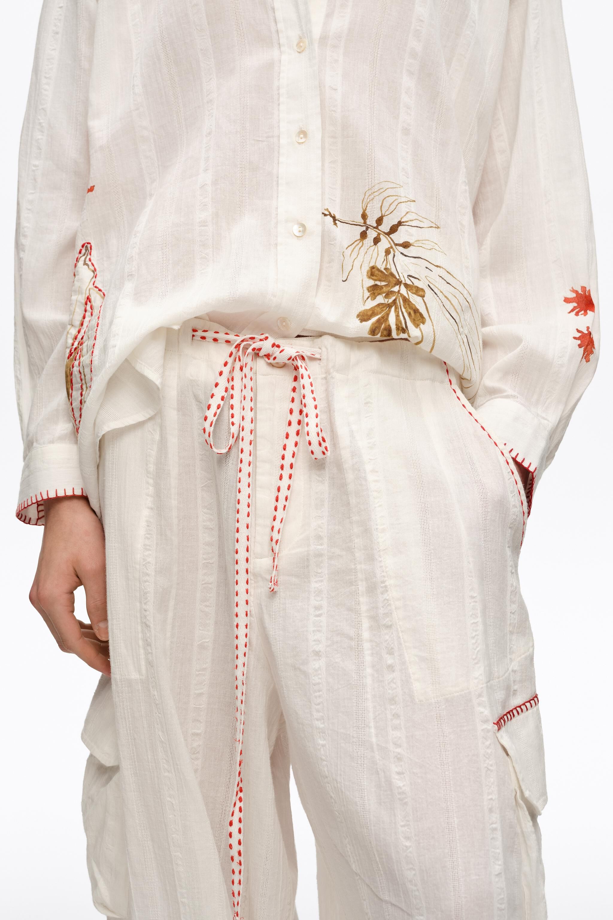 Pantalones de carga marfil con puntadas decorativas