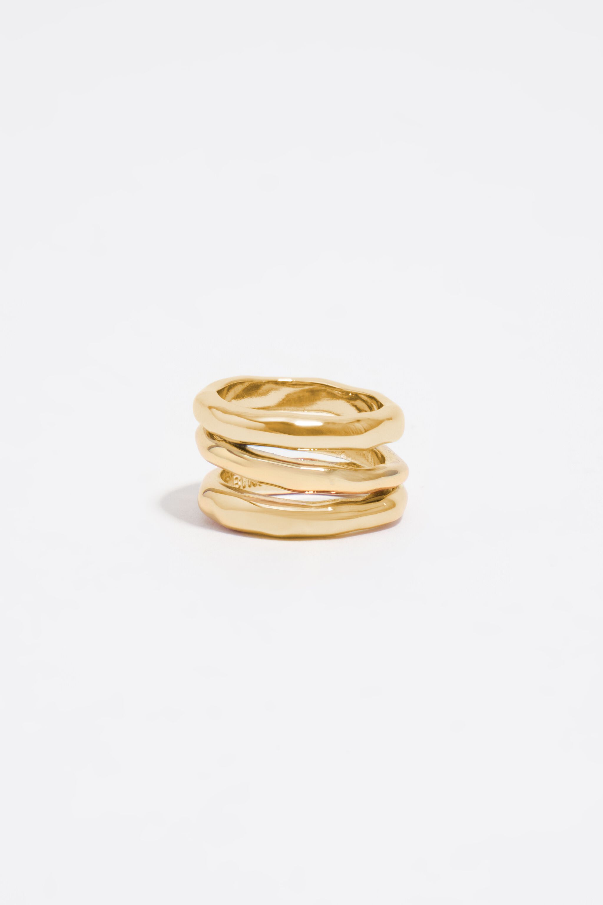 Anillo de tres bandas con acabado mate dorado texturizado