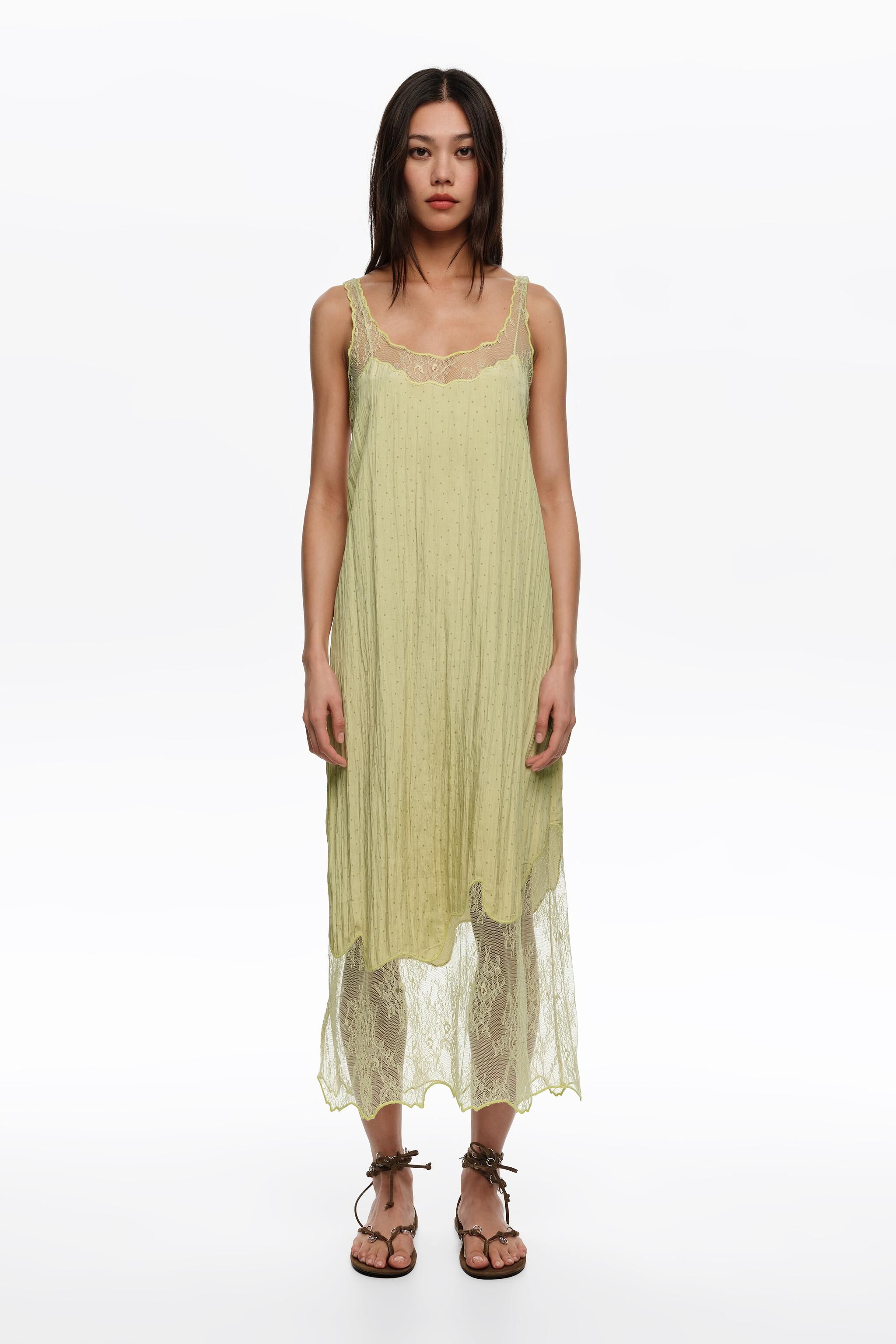 Vestido de tirantes con encaje de puntos mini olivo