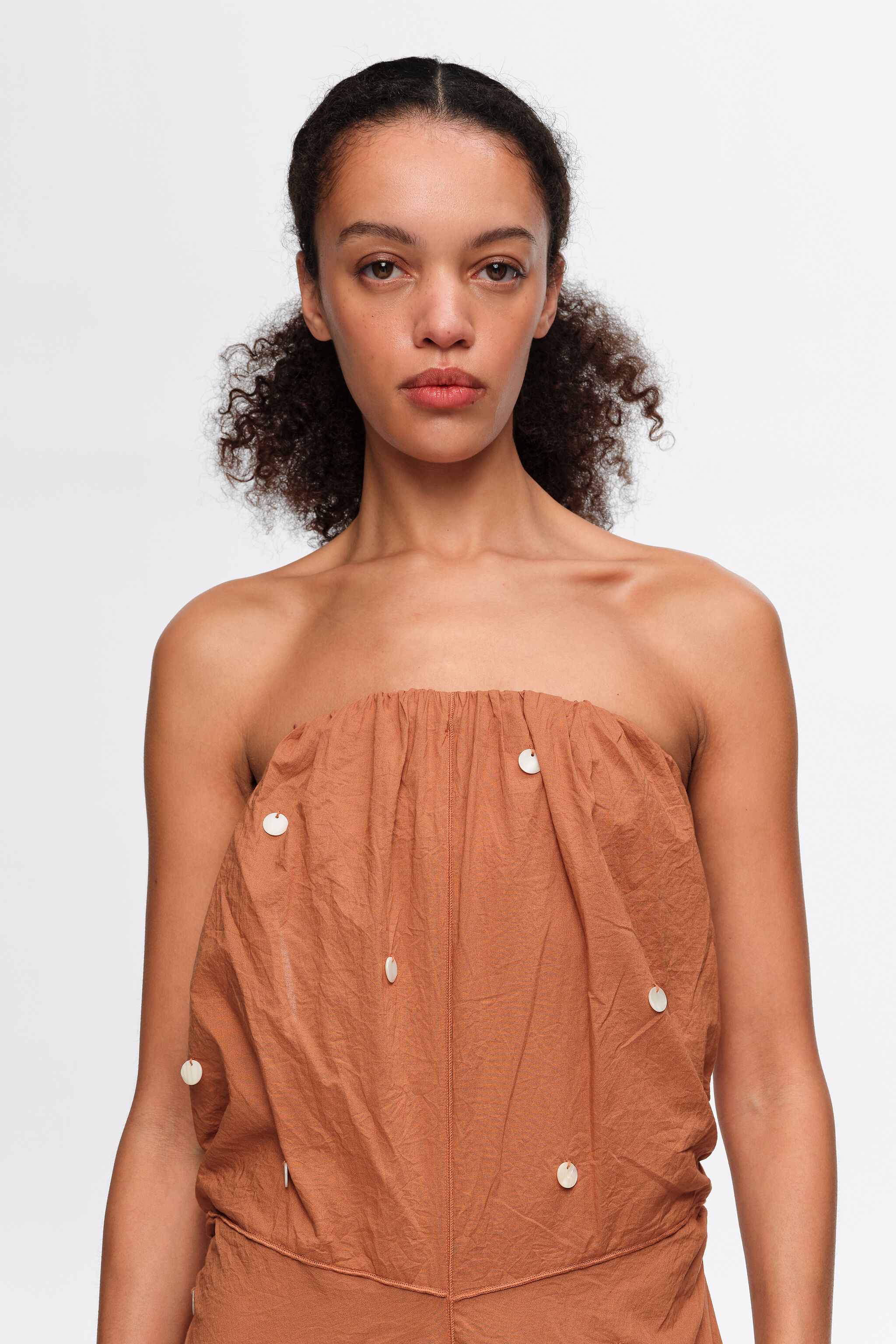 Vestido sin tirantes con volantes tipo turrón