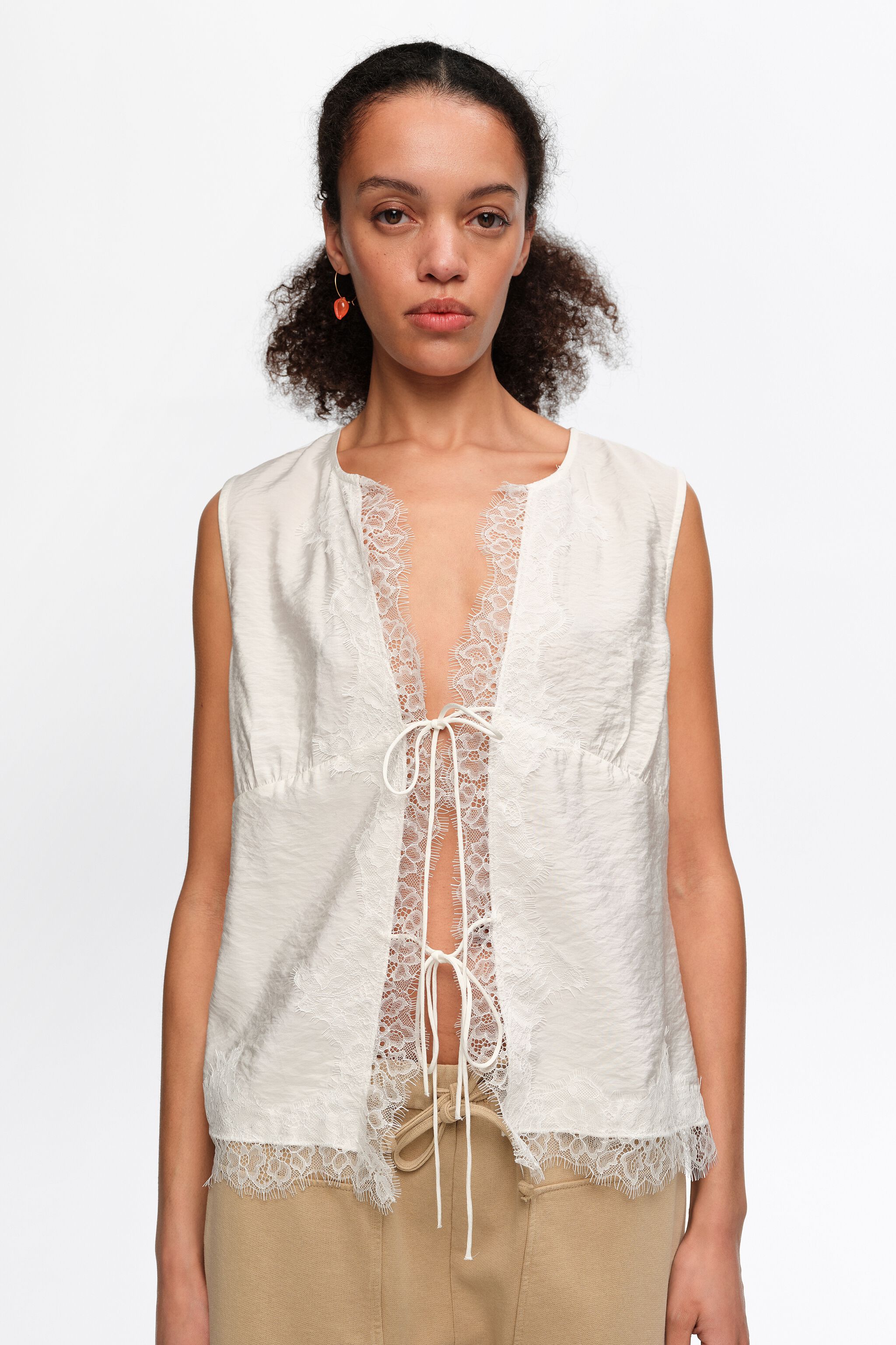 Camisa blanca de mangas cortas con encaje y cordones