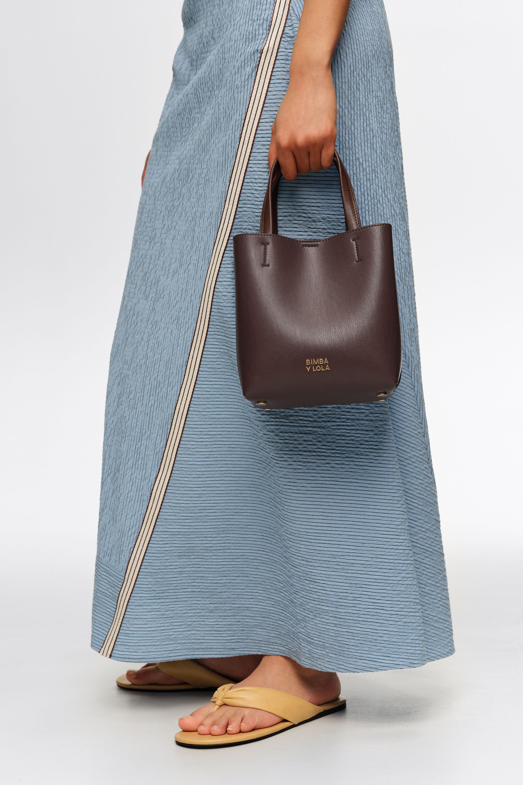 Bolso pequeño de cuero con forma de chihuahua de chocolate