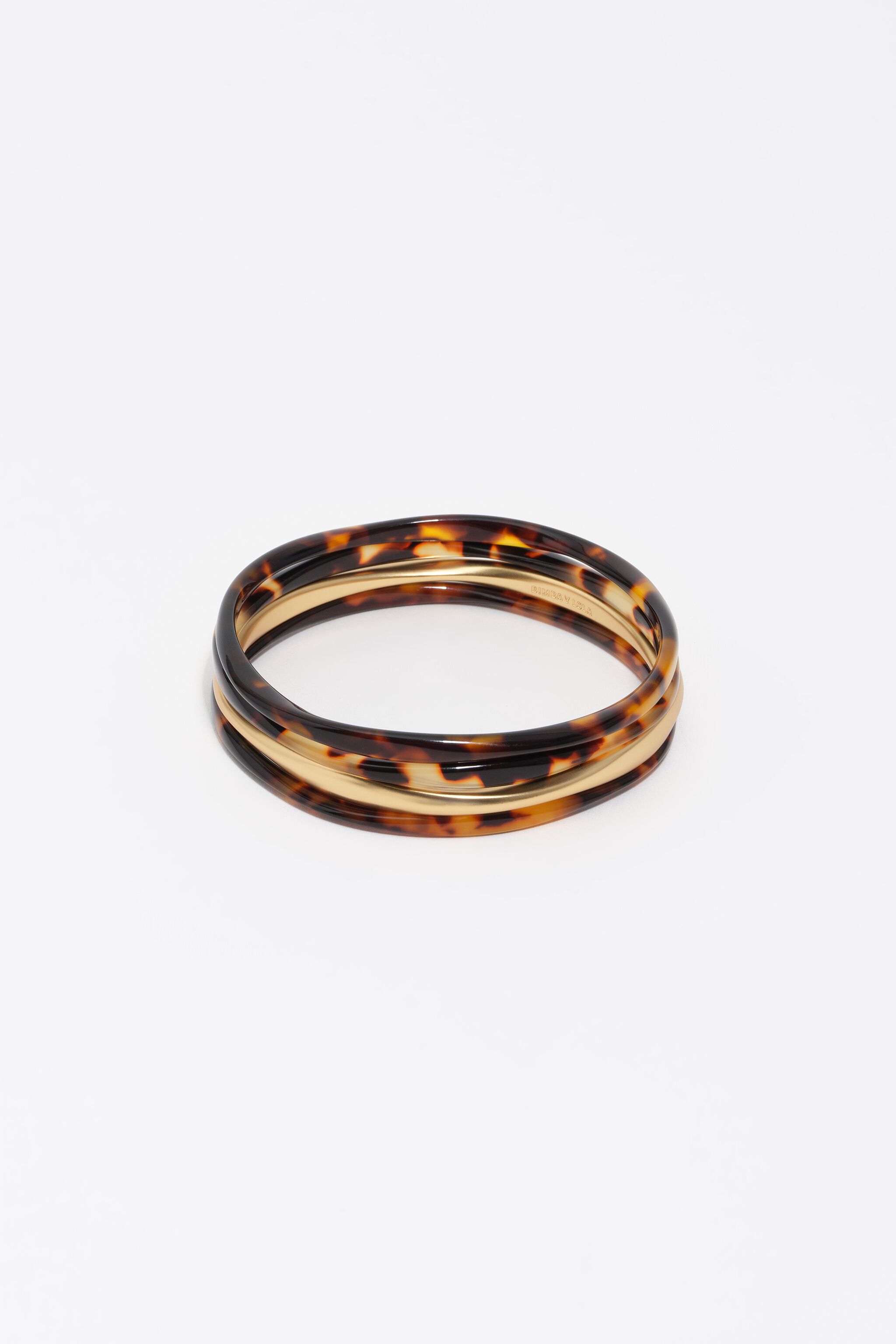 Conjunto de 4 pulseras con efecto marfil y acabado mate dorado