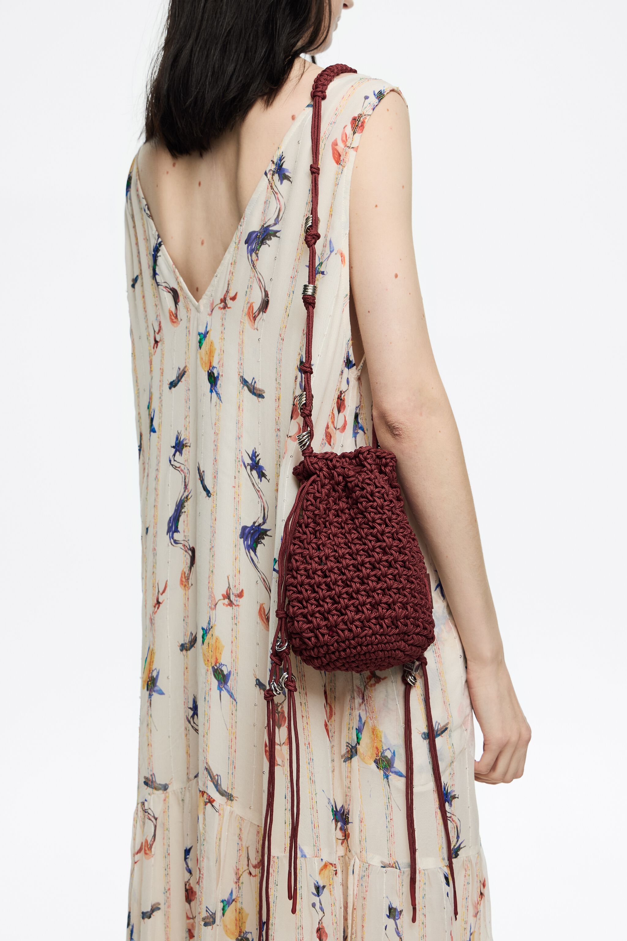 Minibolso trenzado de crochet con granate
