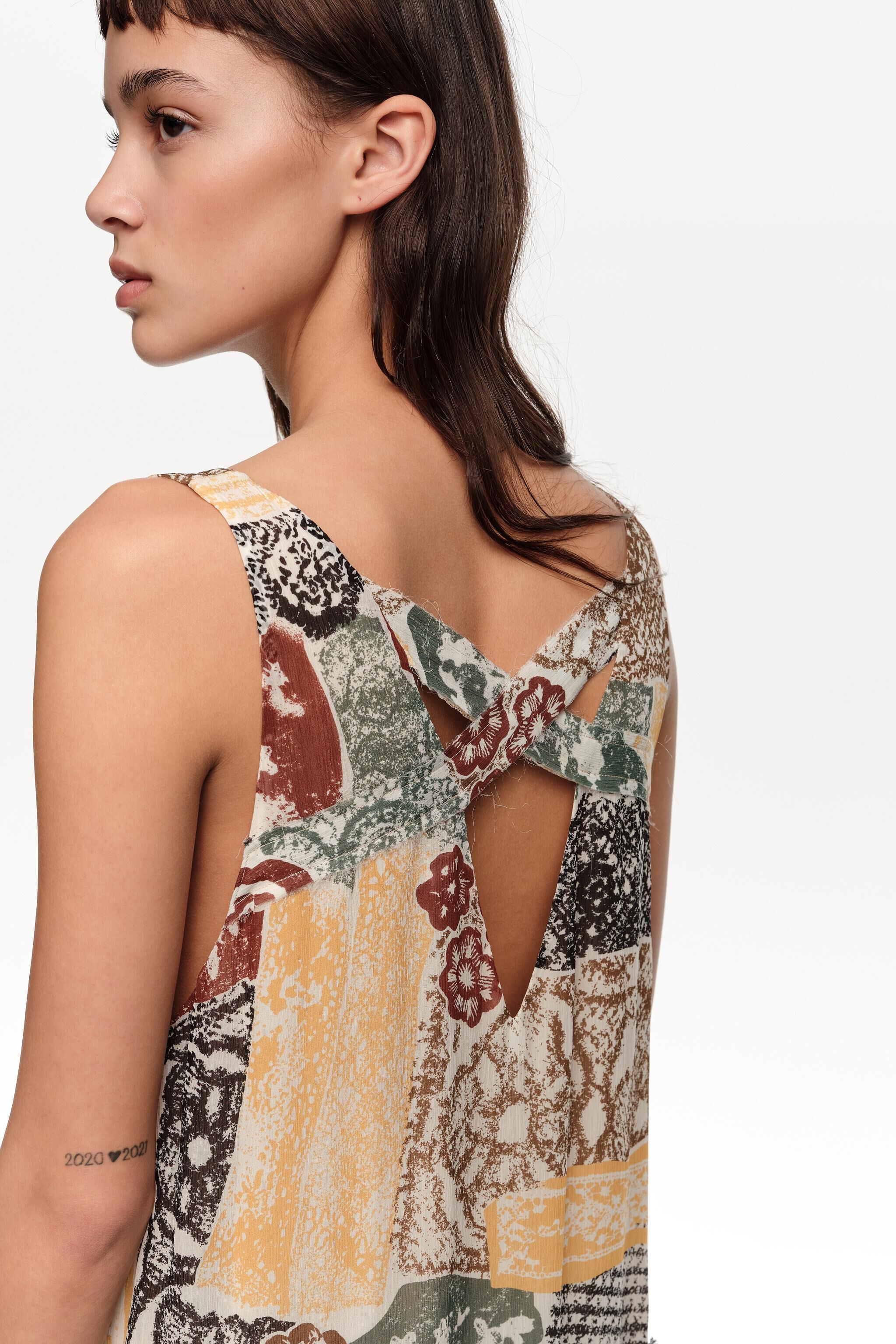Vestido fluido irregular de encaje ivory con detalles deshilachados