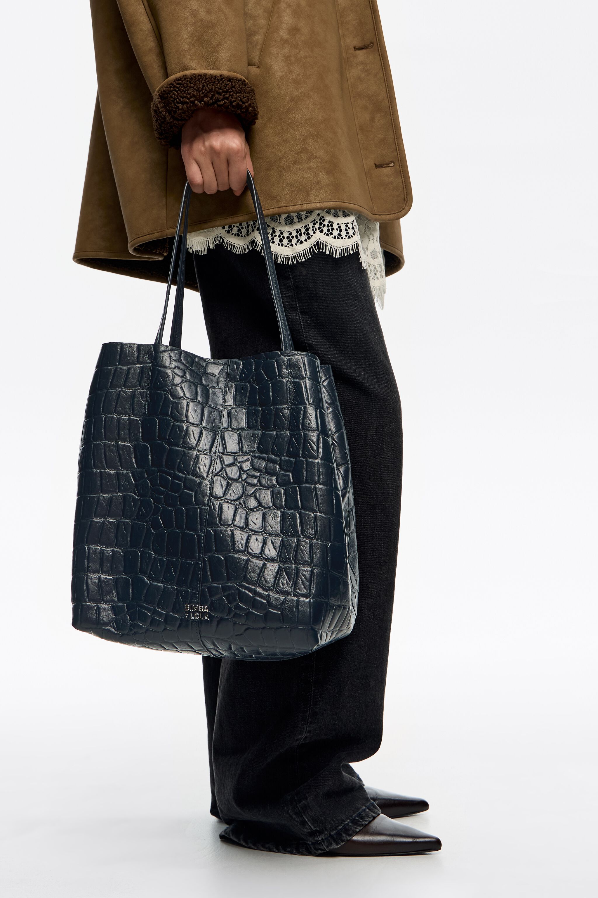 Bolso de mano grande de cuero en azul petróleo con relieve de cocodrilo
