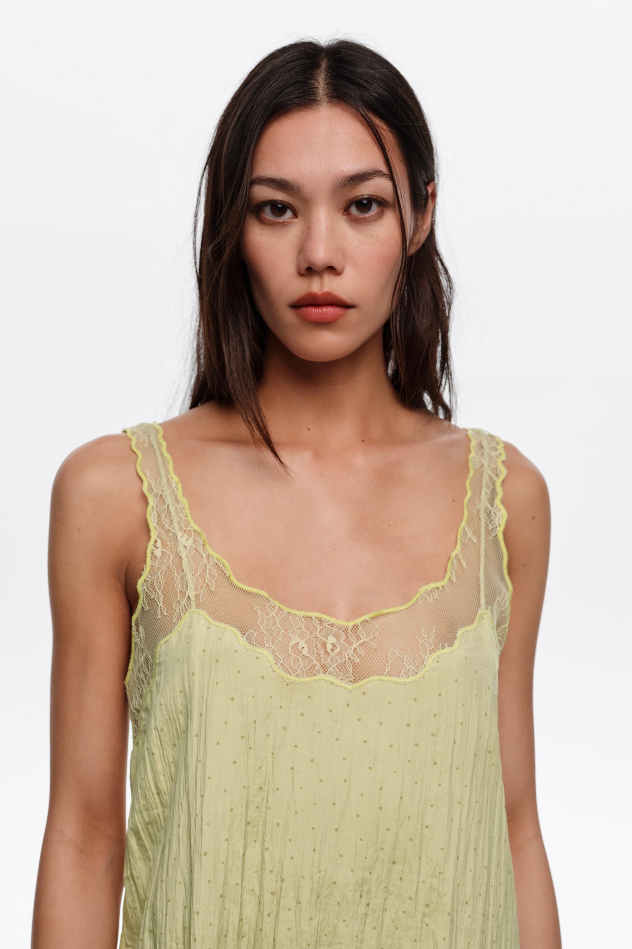 Vestido de tirantes con encaje de puntos mini olivo
