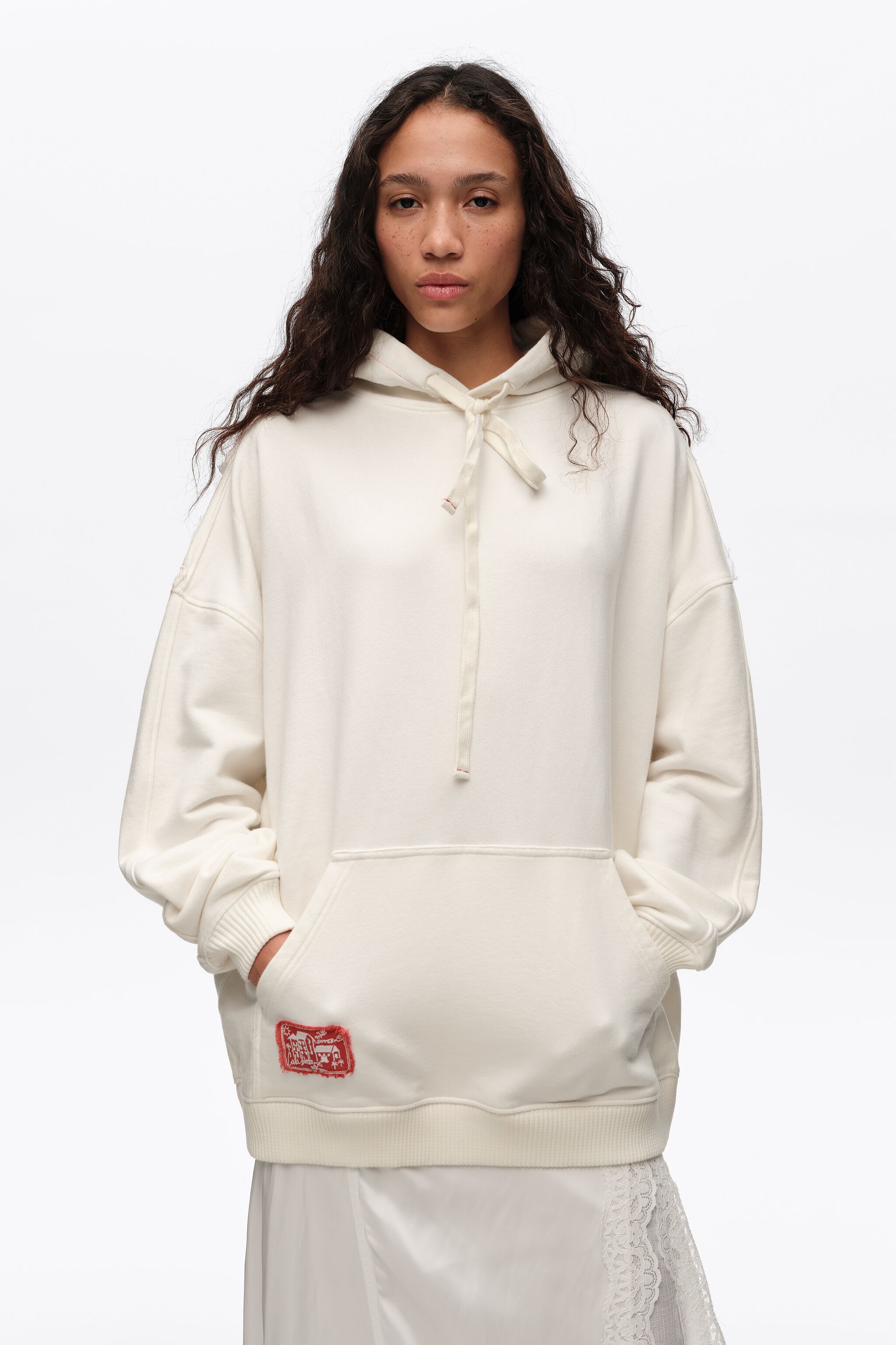 Sudadera oversize con bordado blanco