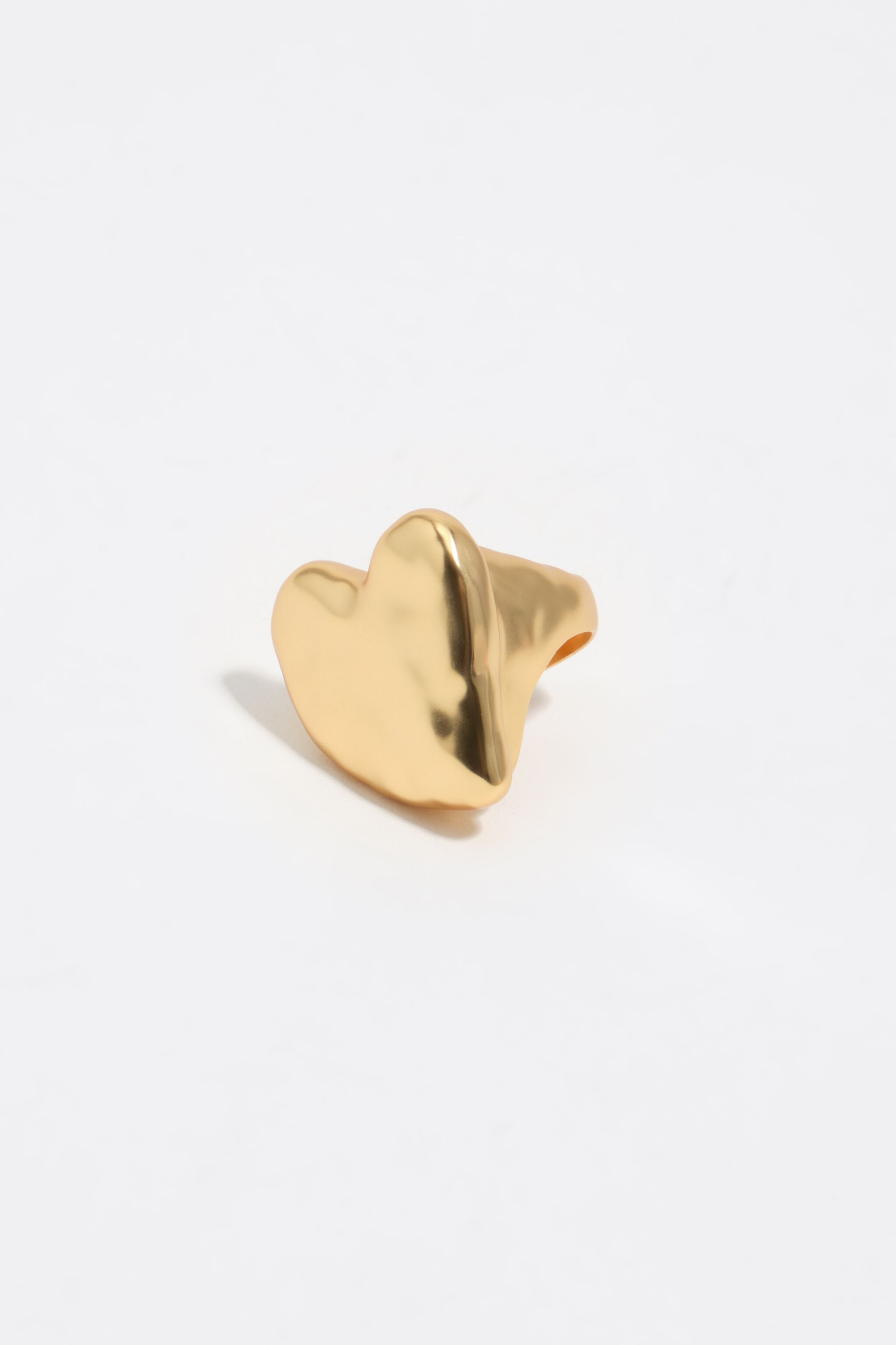 Anillo de corazón texturizado en dorado mate