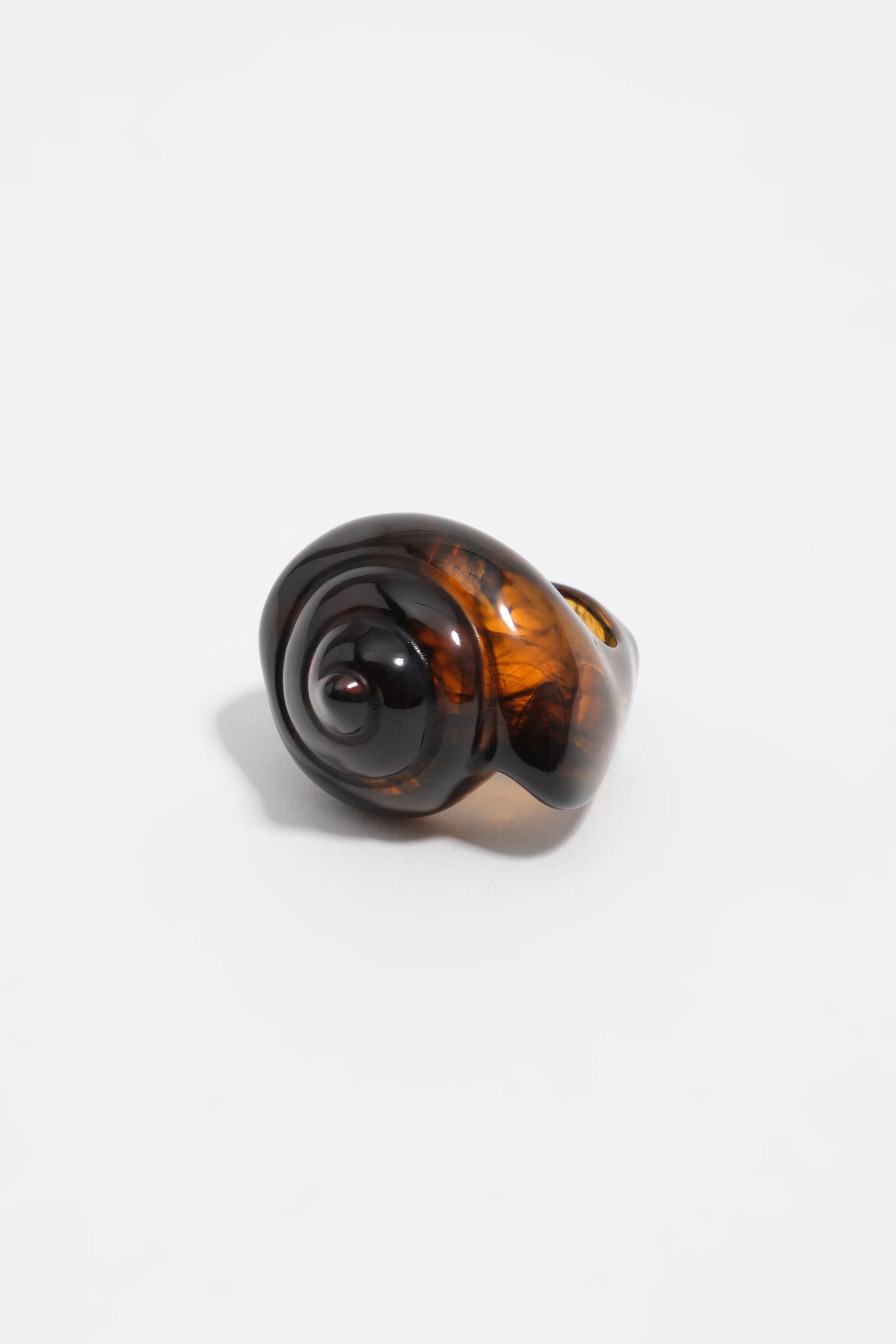Anillo de concha de resina ámbar