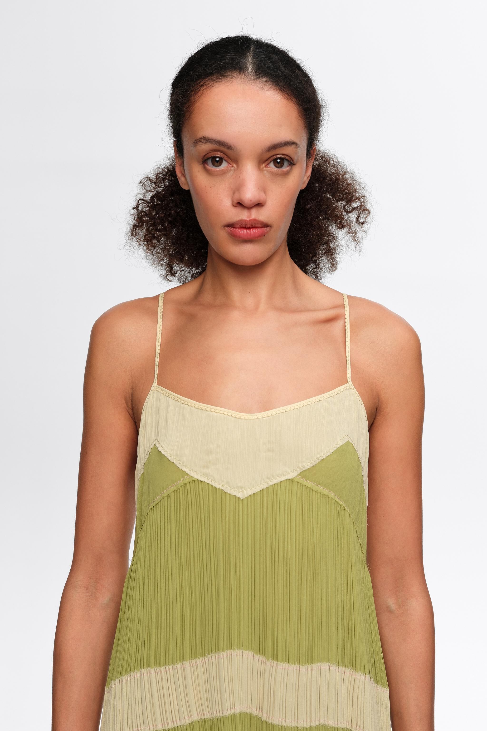 Vestido ceñido con pliegues de dos tonos