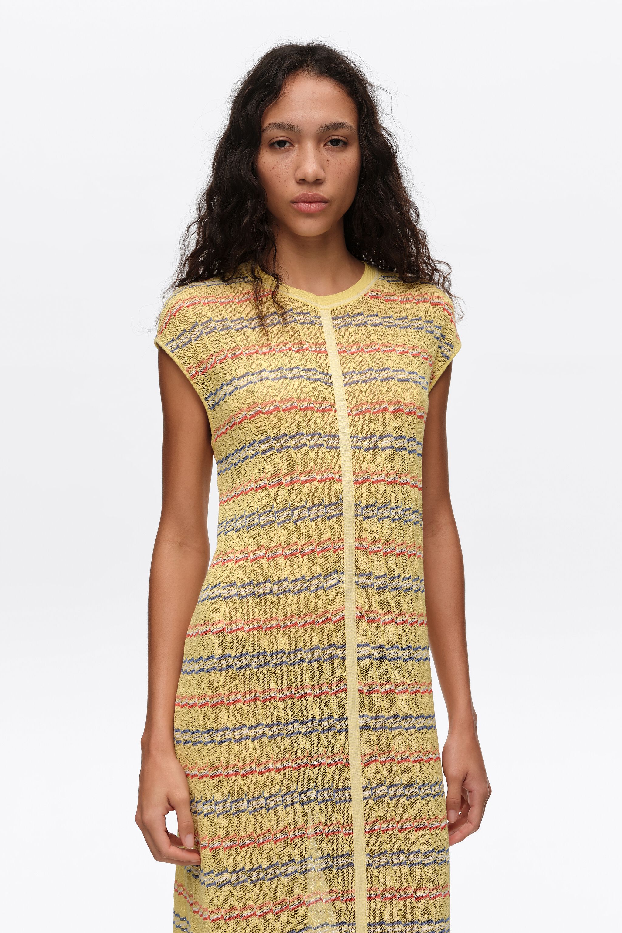 Vestido de punto amarillo sin mangas con flecos