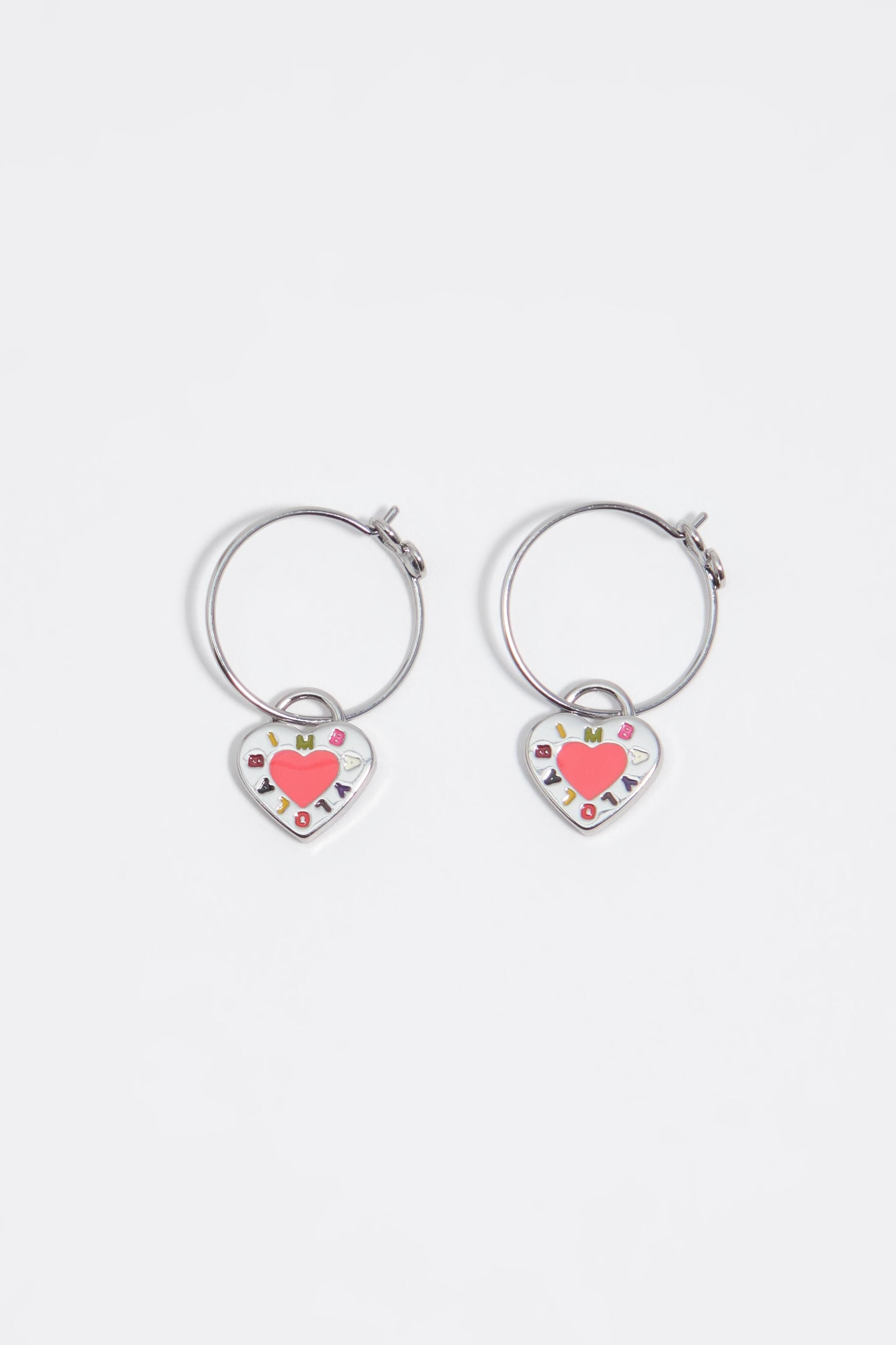 Aretes de aro con logo de corazón coral