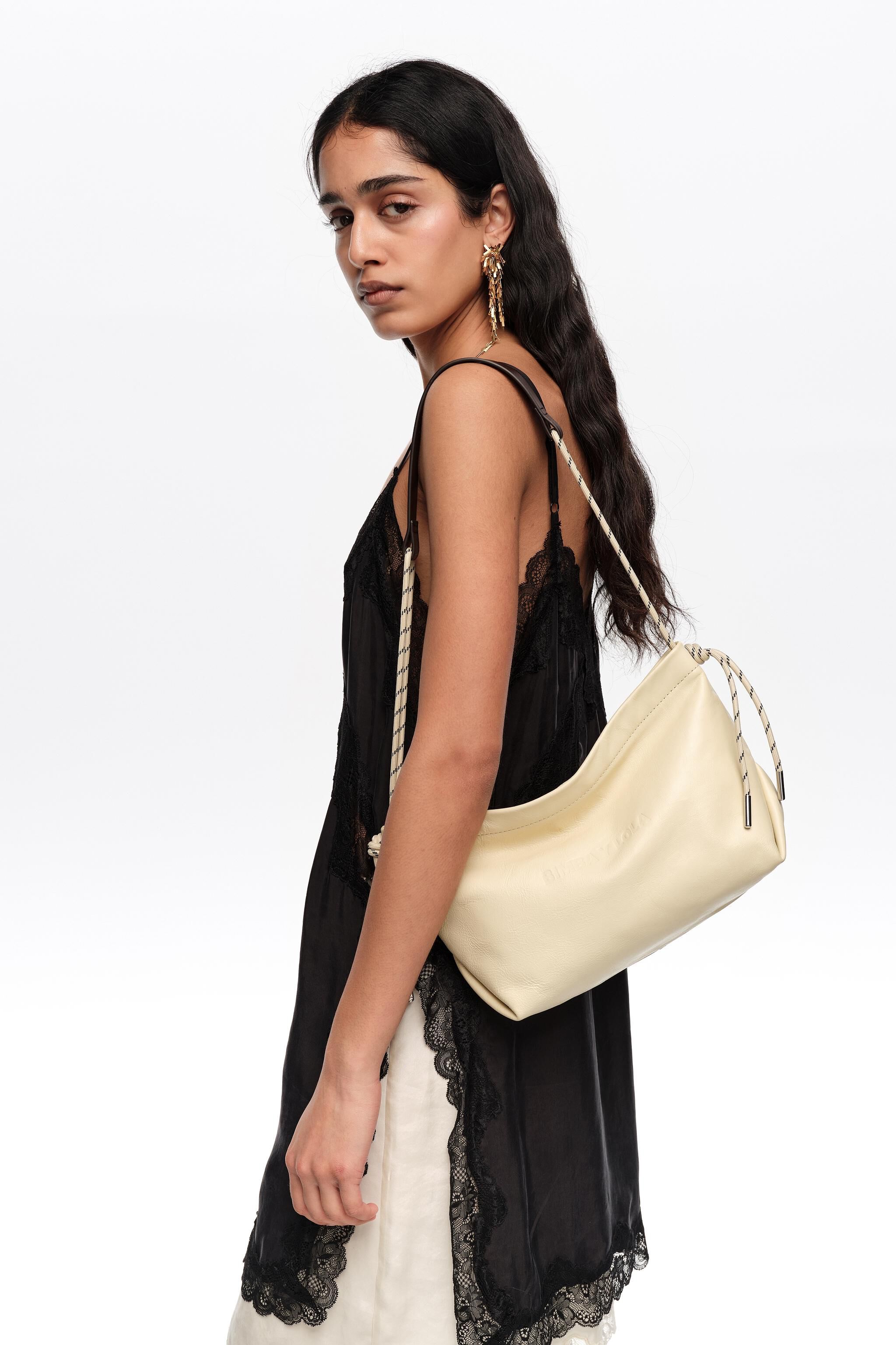 Bolso bandolera de cuero amarillo pálido mediano