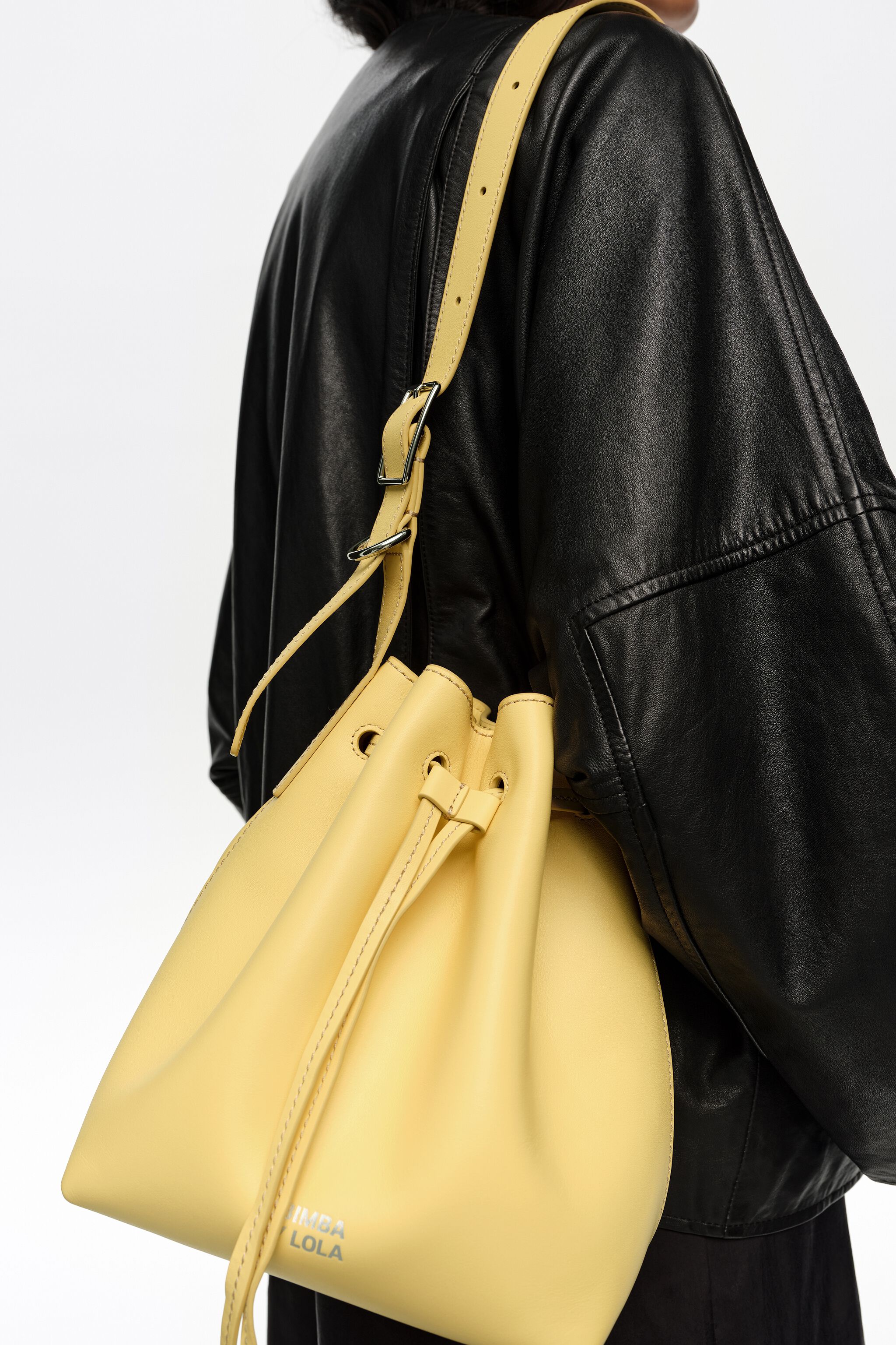 Bolso bandolera Carlino de cuero de plátano grande