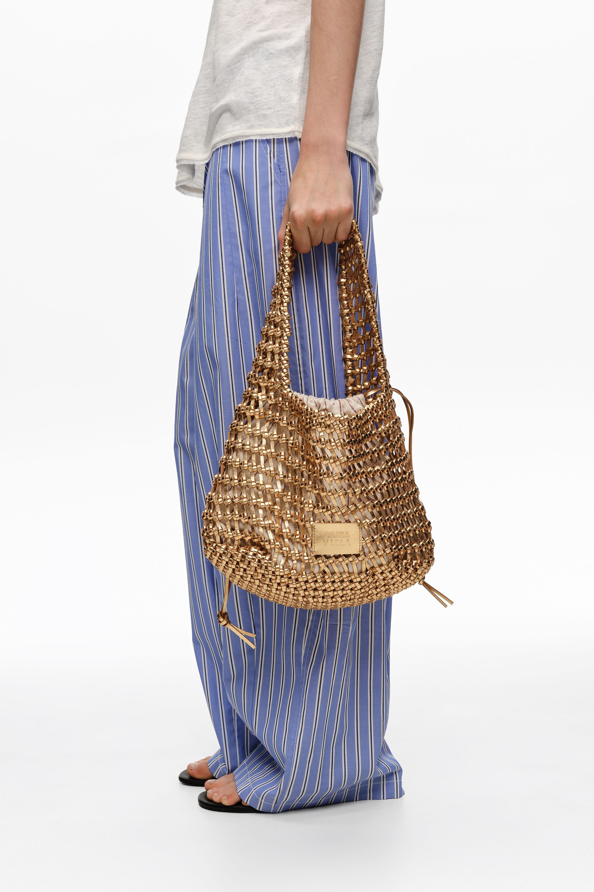 Bolso mediano trenzado de cuero dorado