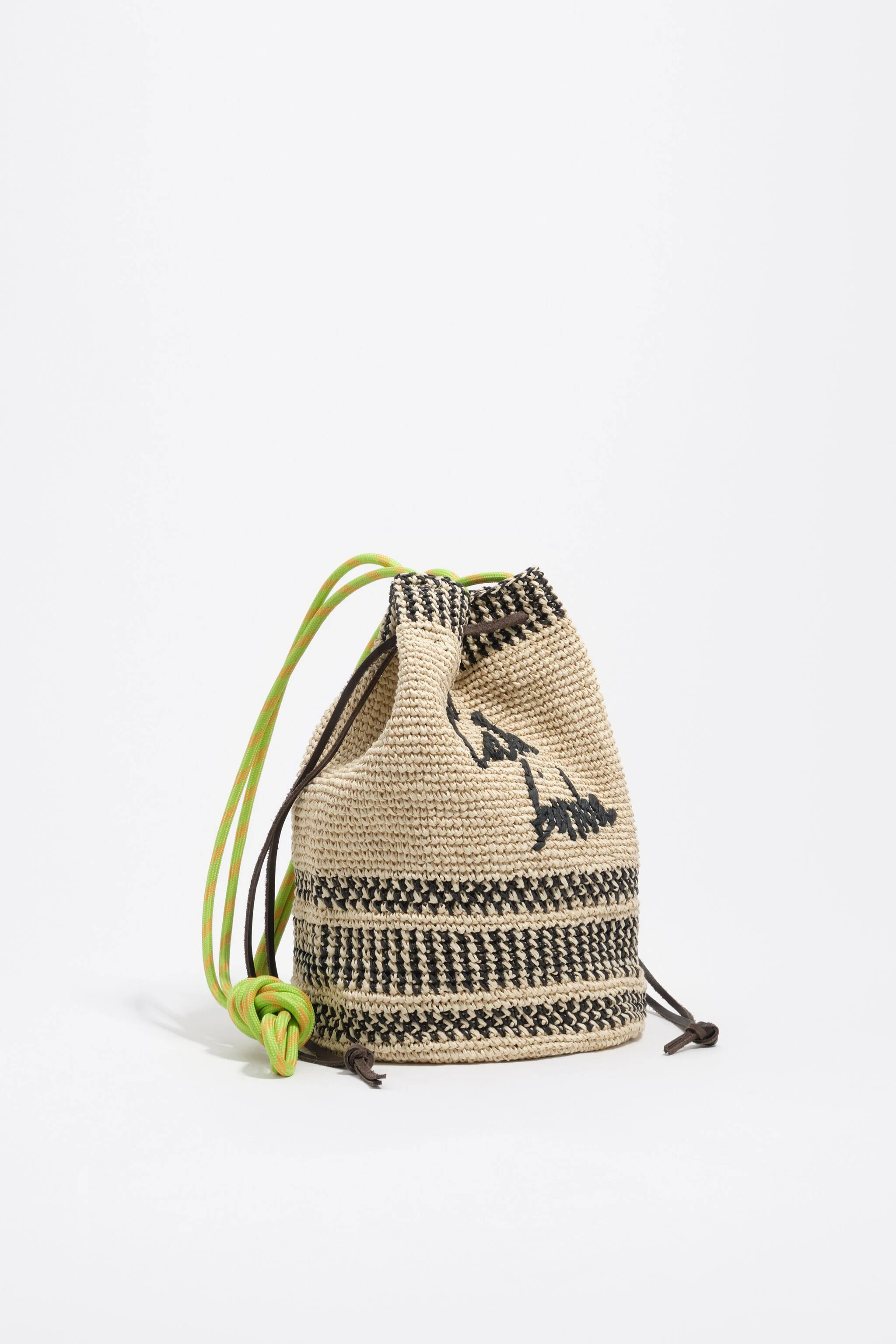 Bolso bucket natural trenzado de rafia