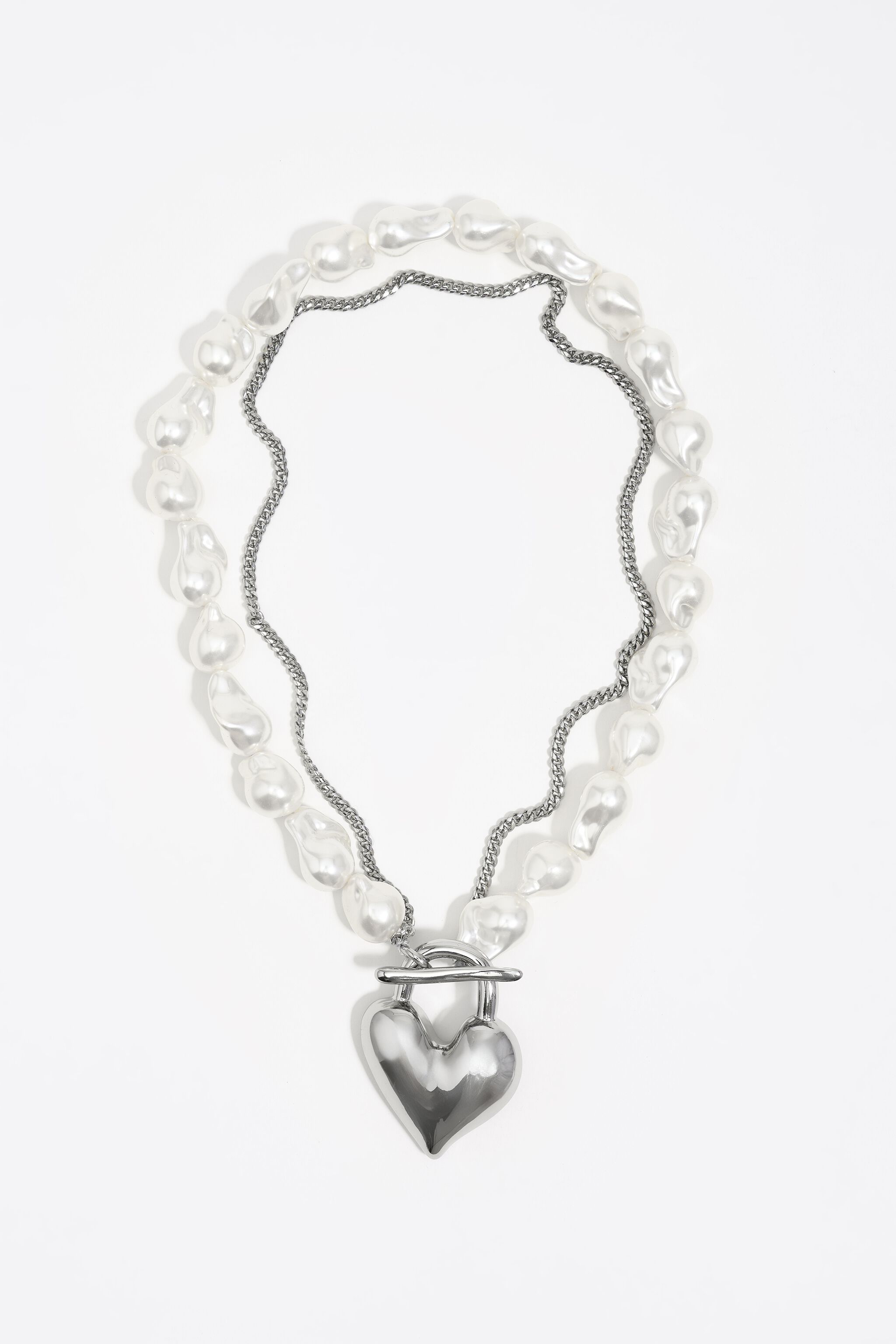 Collar de perla con forma de corazón y candado plateado