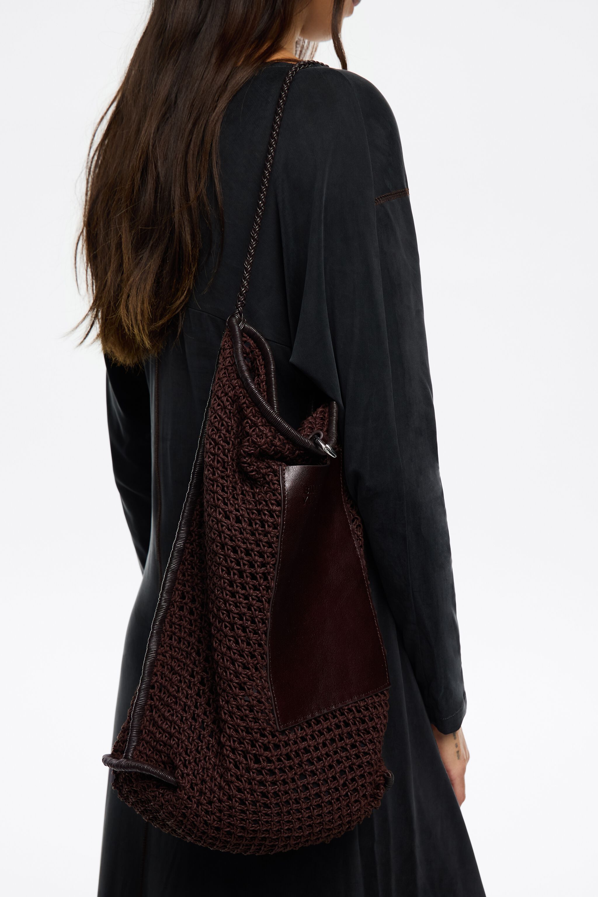 Bolso de hombro trenzado de chocolate