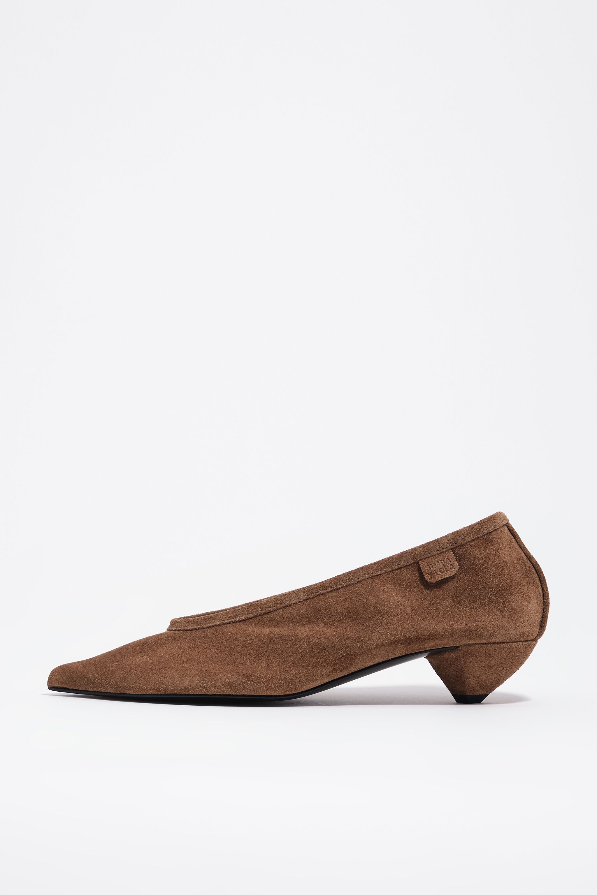 Zapato de tacón medio de ante marrón
