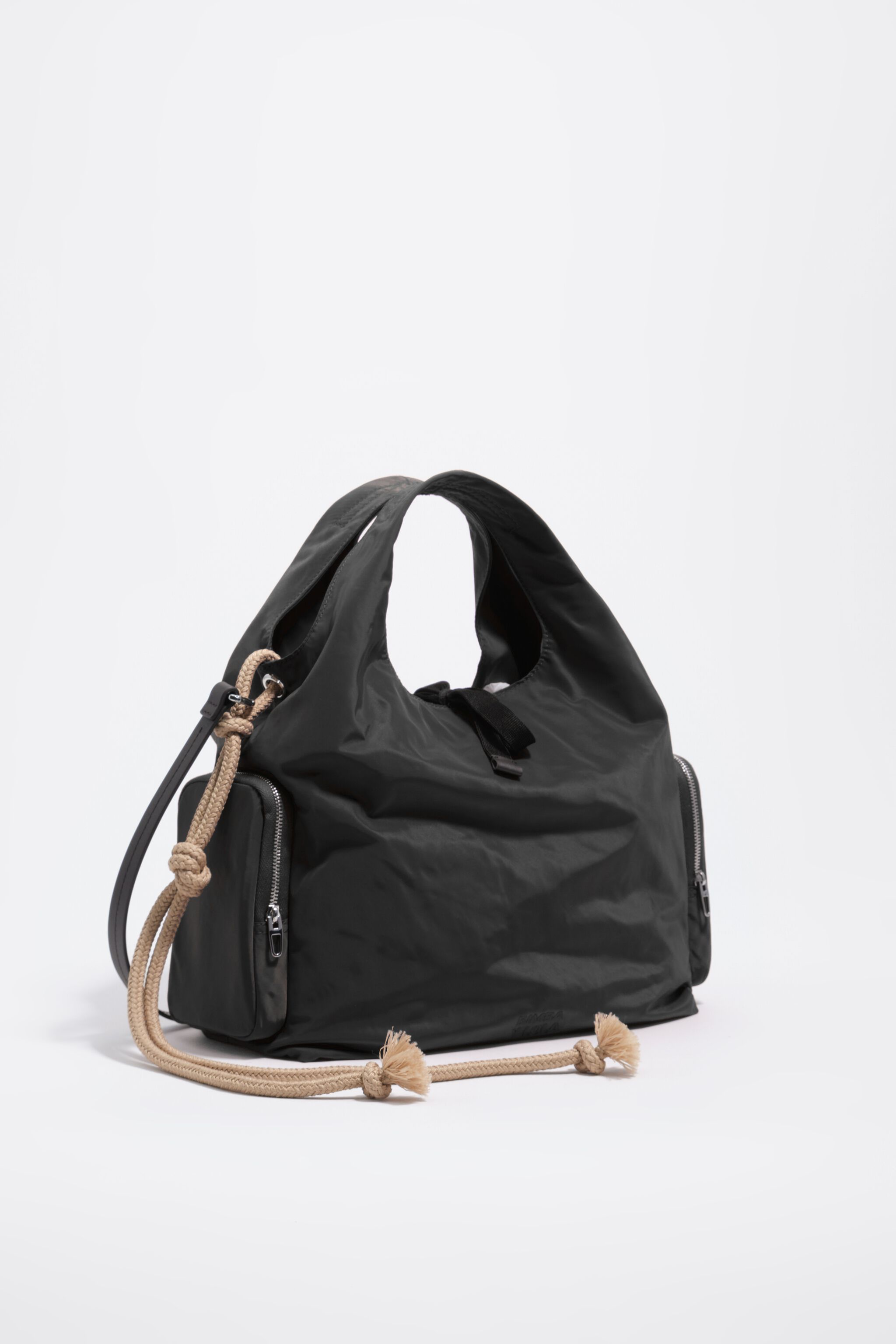 Bolso de mano de nylon gris carbón mediano