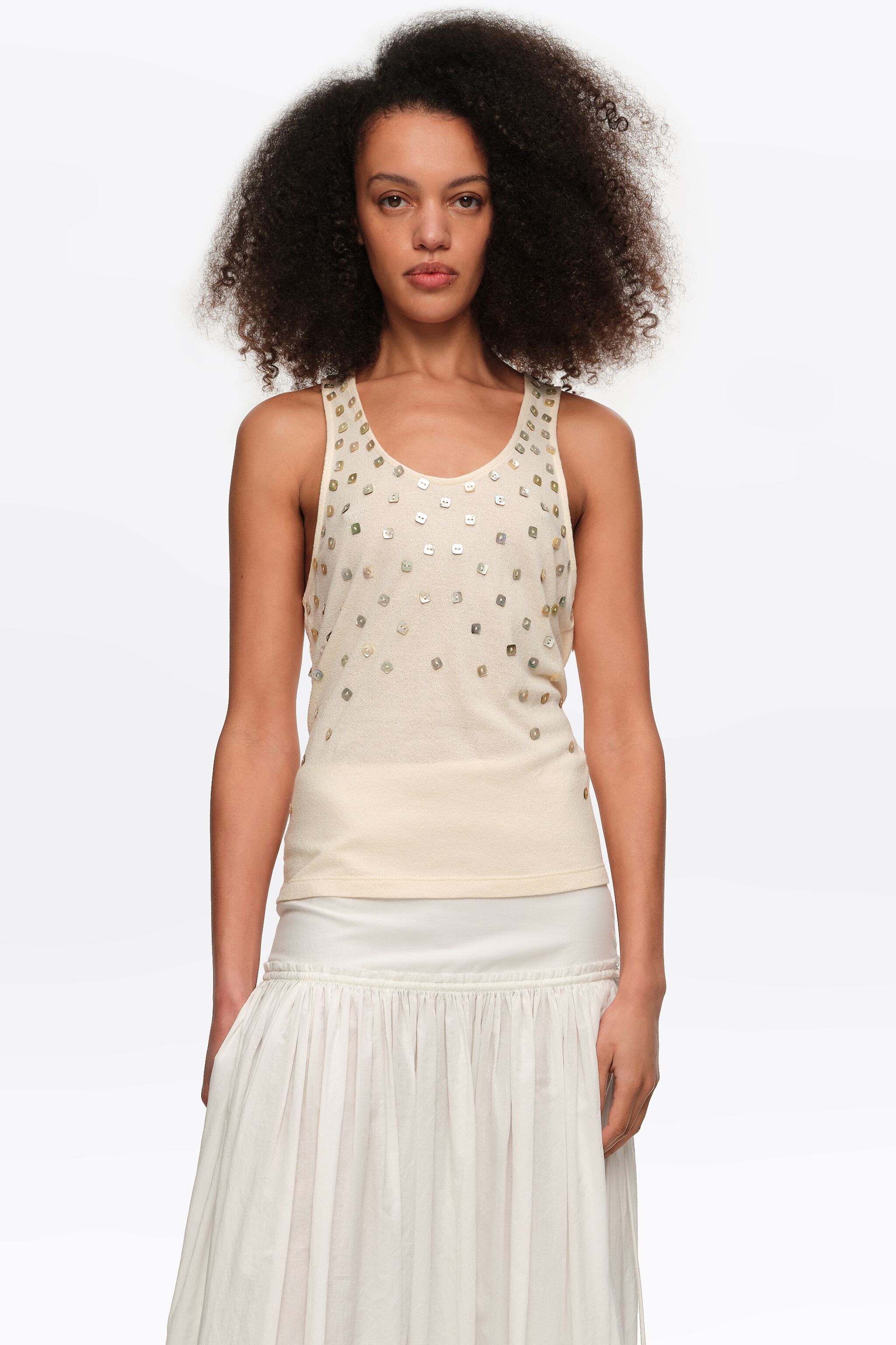 Top beige con piezas de madreperla