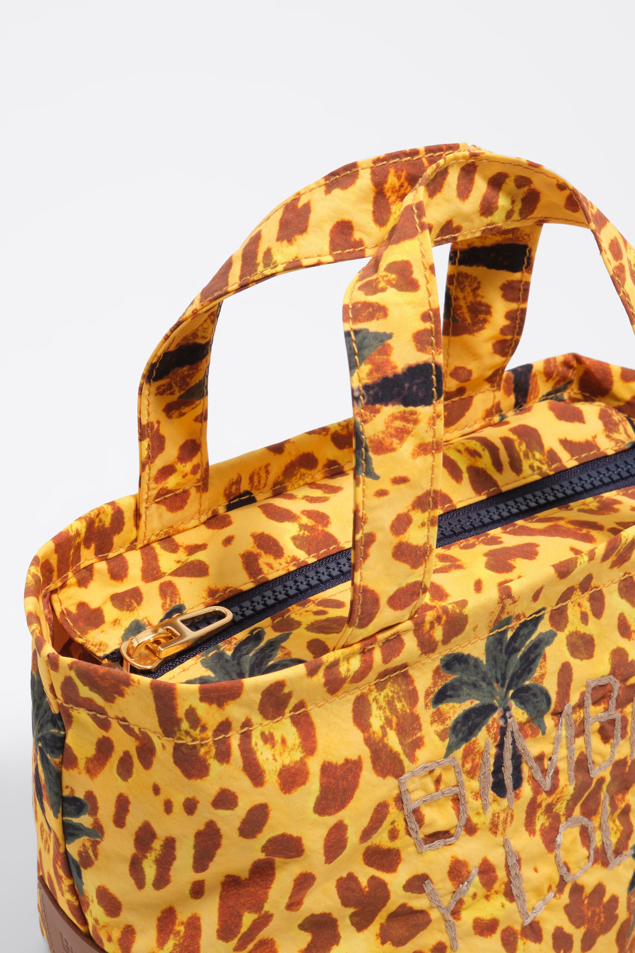 Bolso mini de nailon con estampado de palmeras leopardo amarillo