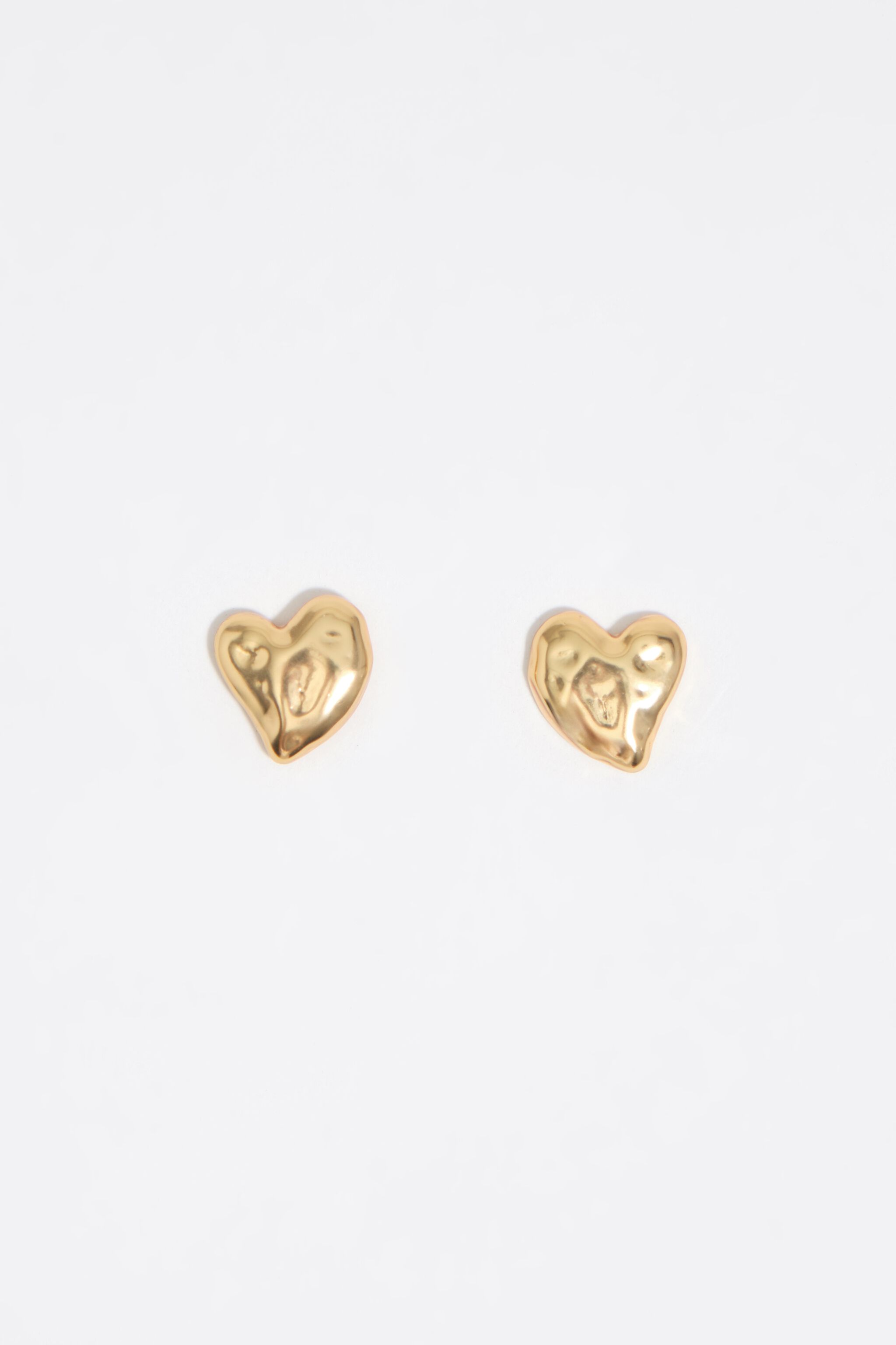 Aretes de corazón texturizado dorado