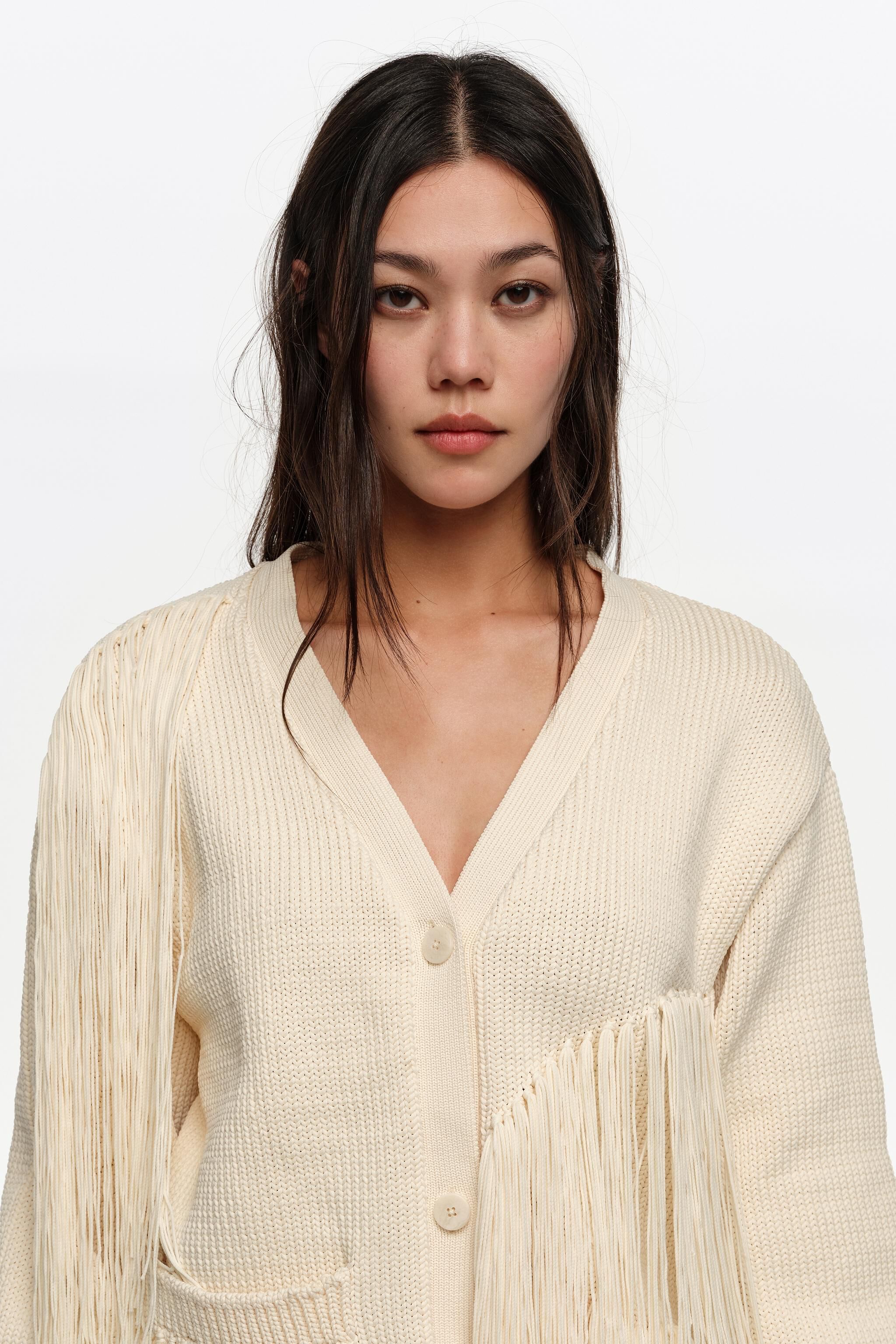 Cardigan de punto con flecos de marfil