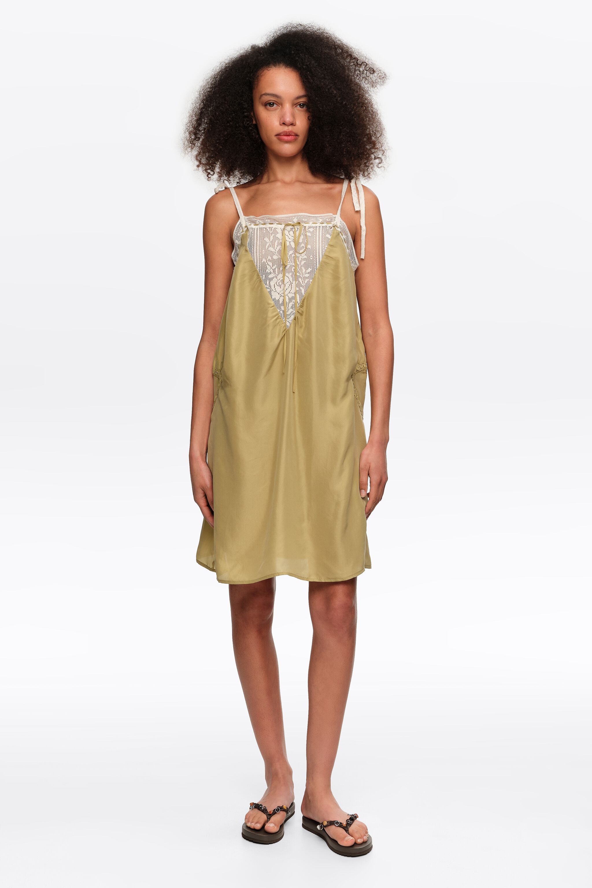 Vestido corto de seda verde con tirantes