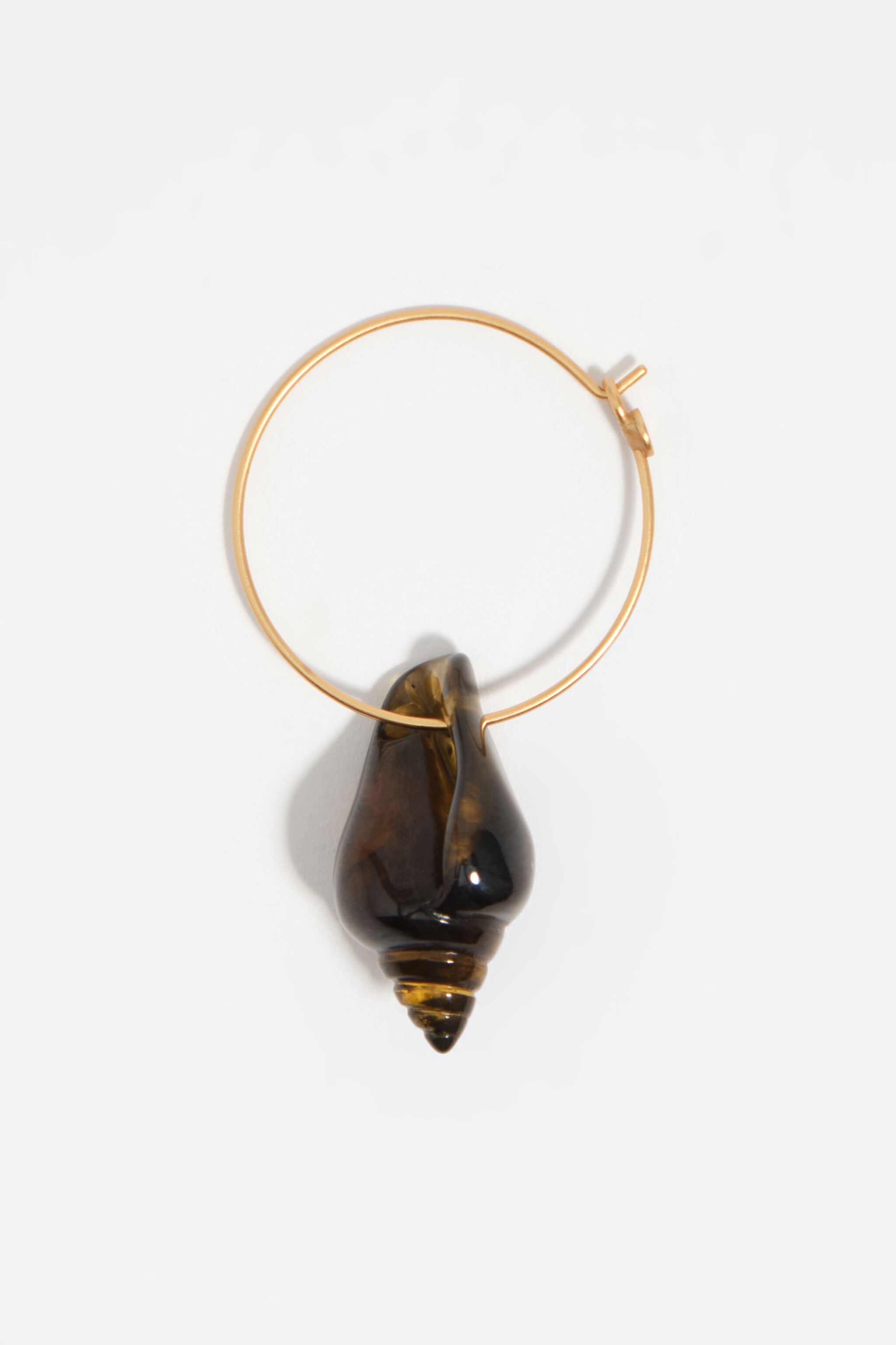 Aretes de aro con concha de resina ámbar
