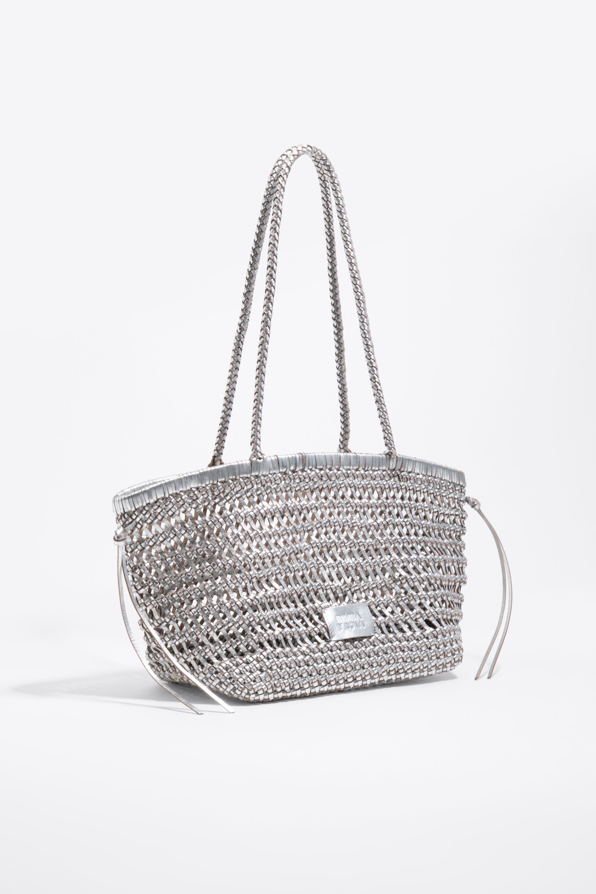 Bolso de mano de cuero trenzado plateado grande