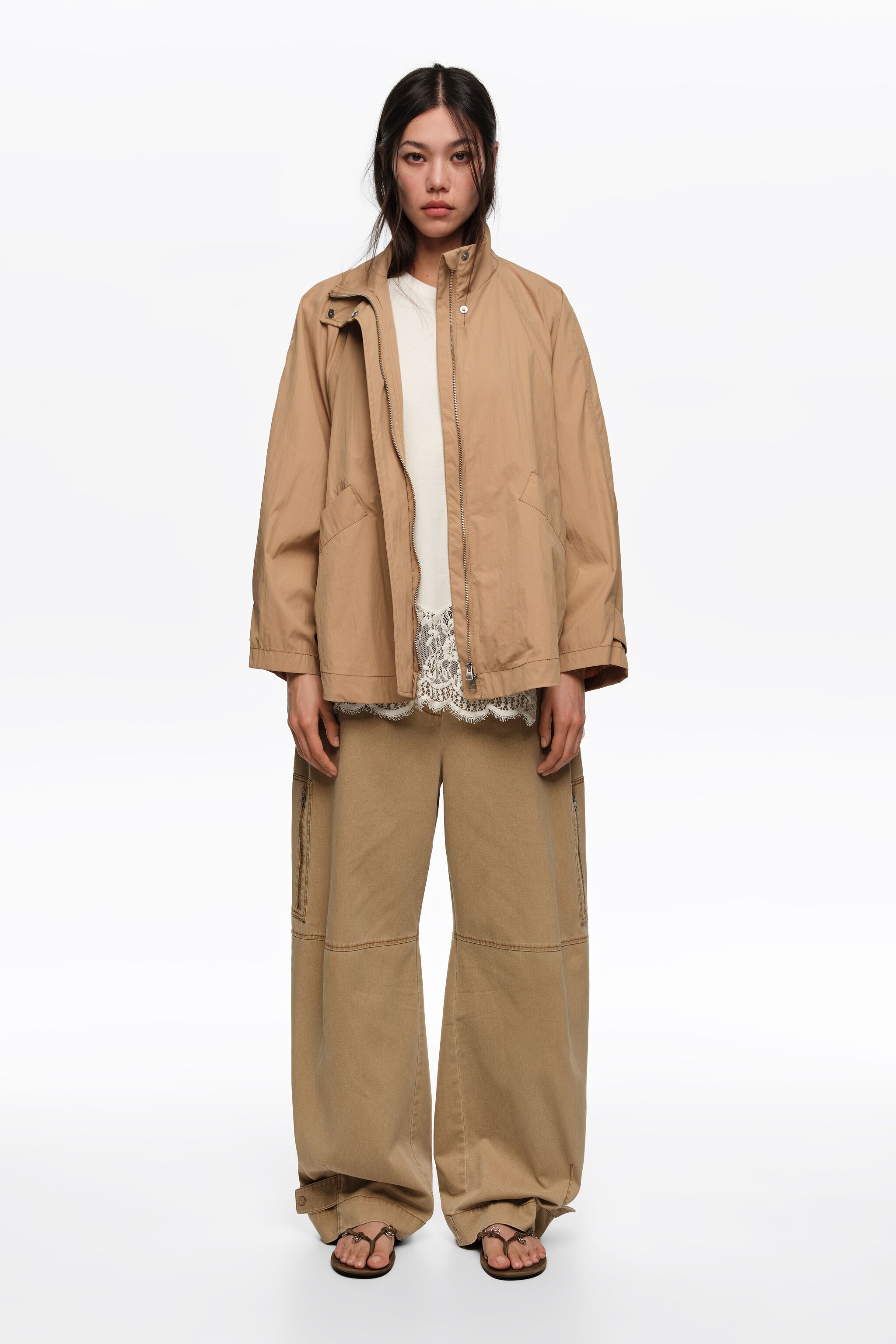Chaleco corto de cuello alto camel fluido