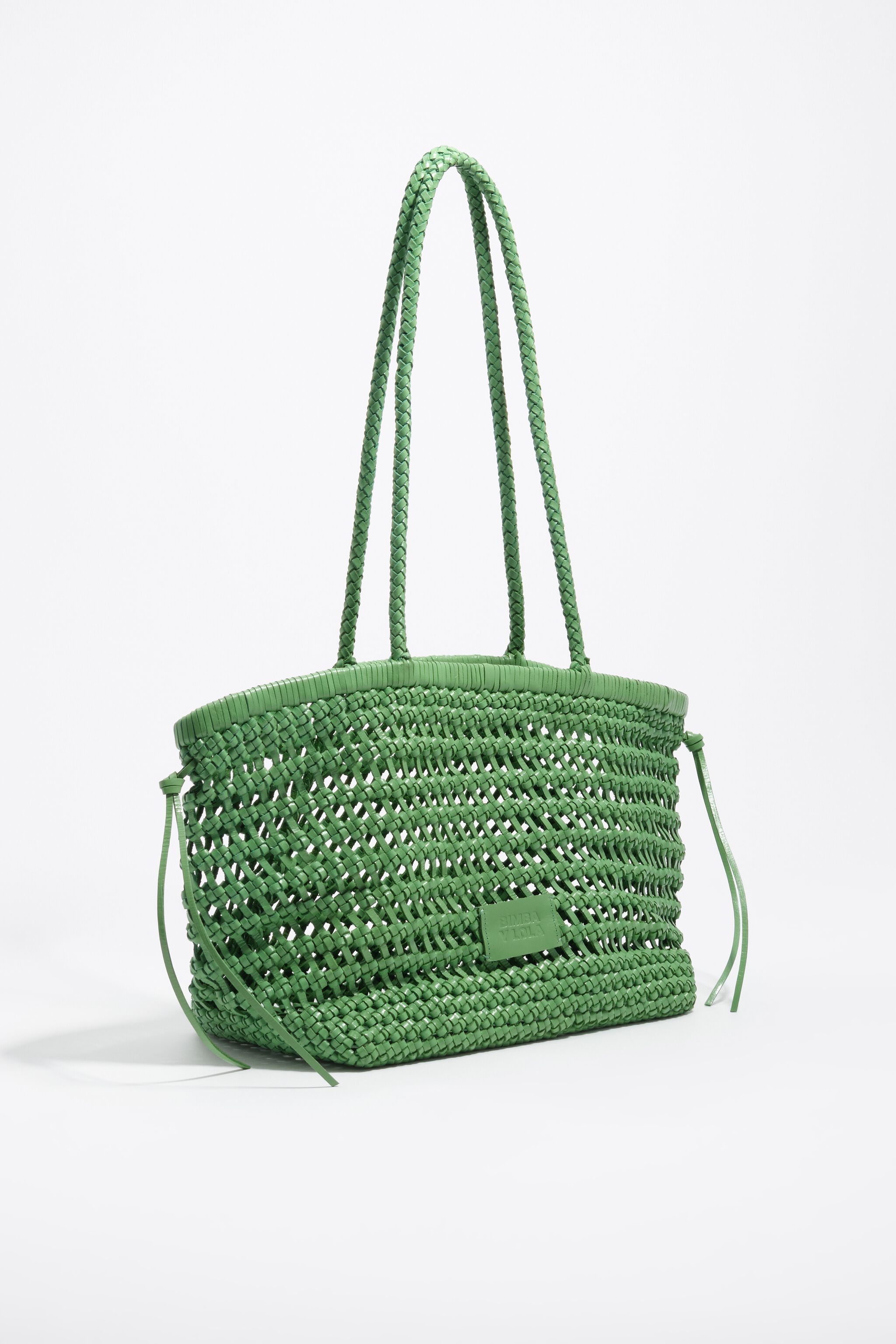 Bolso bandolera de cuero trenzado con esmeralda grande