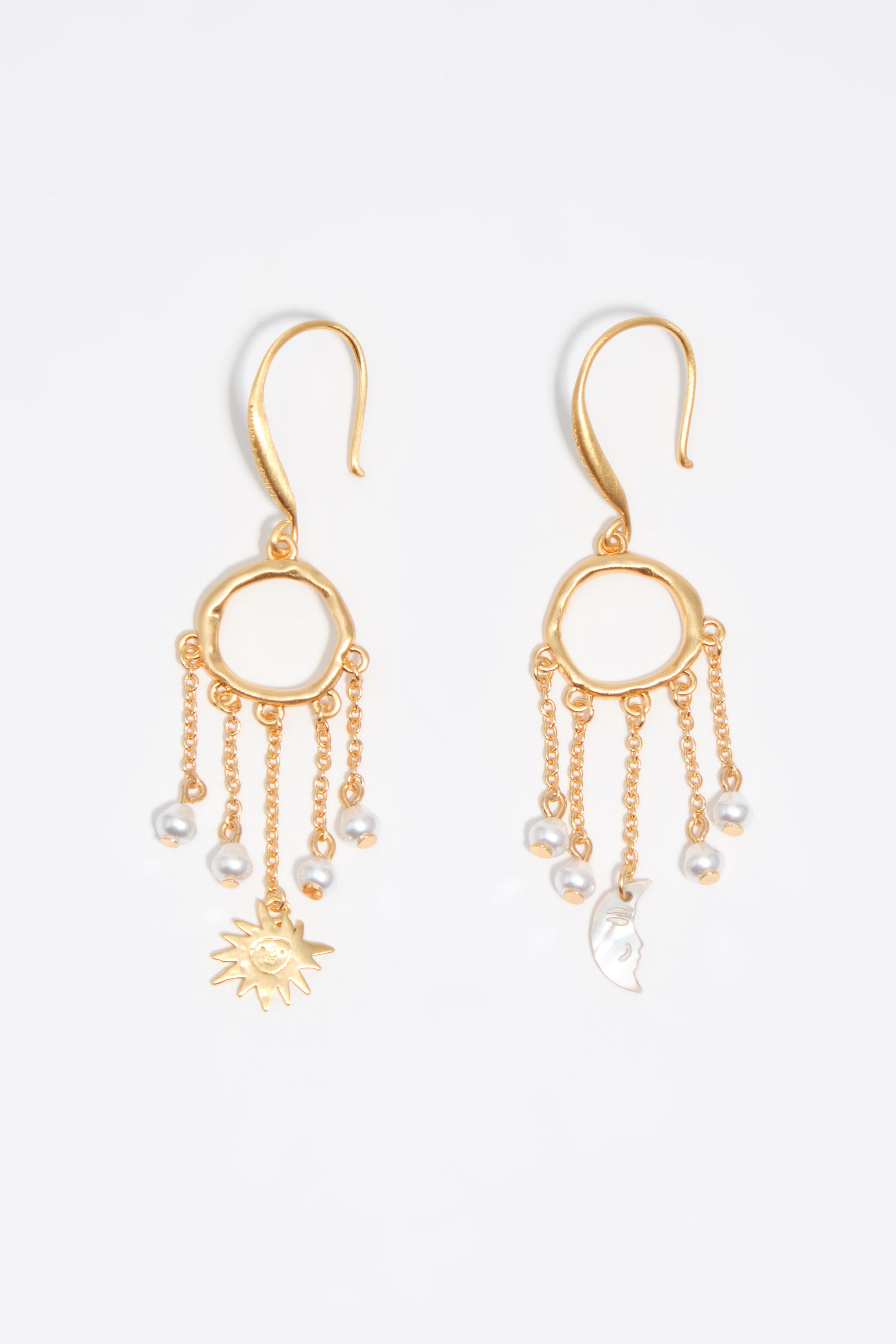 Aretes de sol y luna con cadenas de oro cepillado y perlas