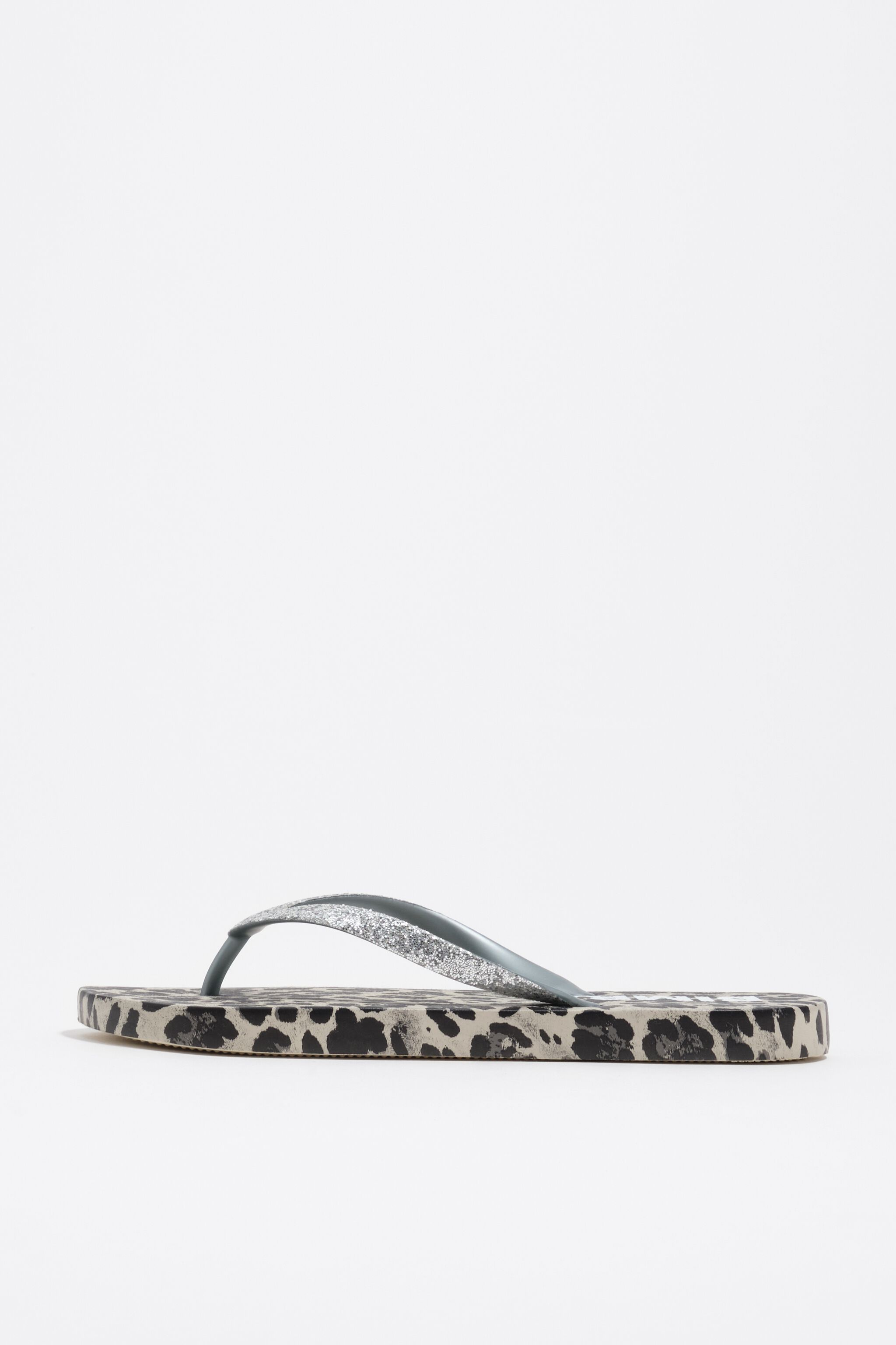 Chancleta de leopardo gris