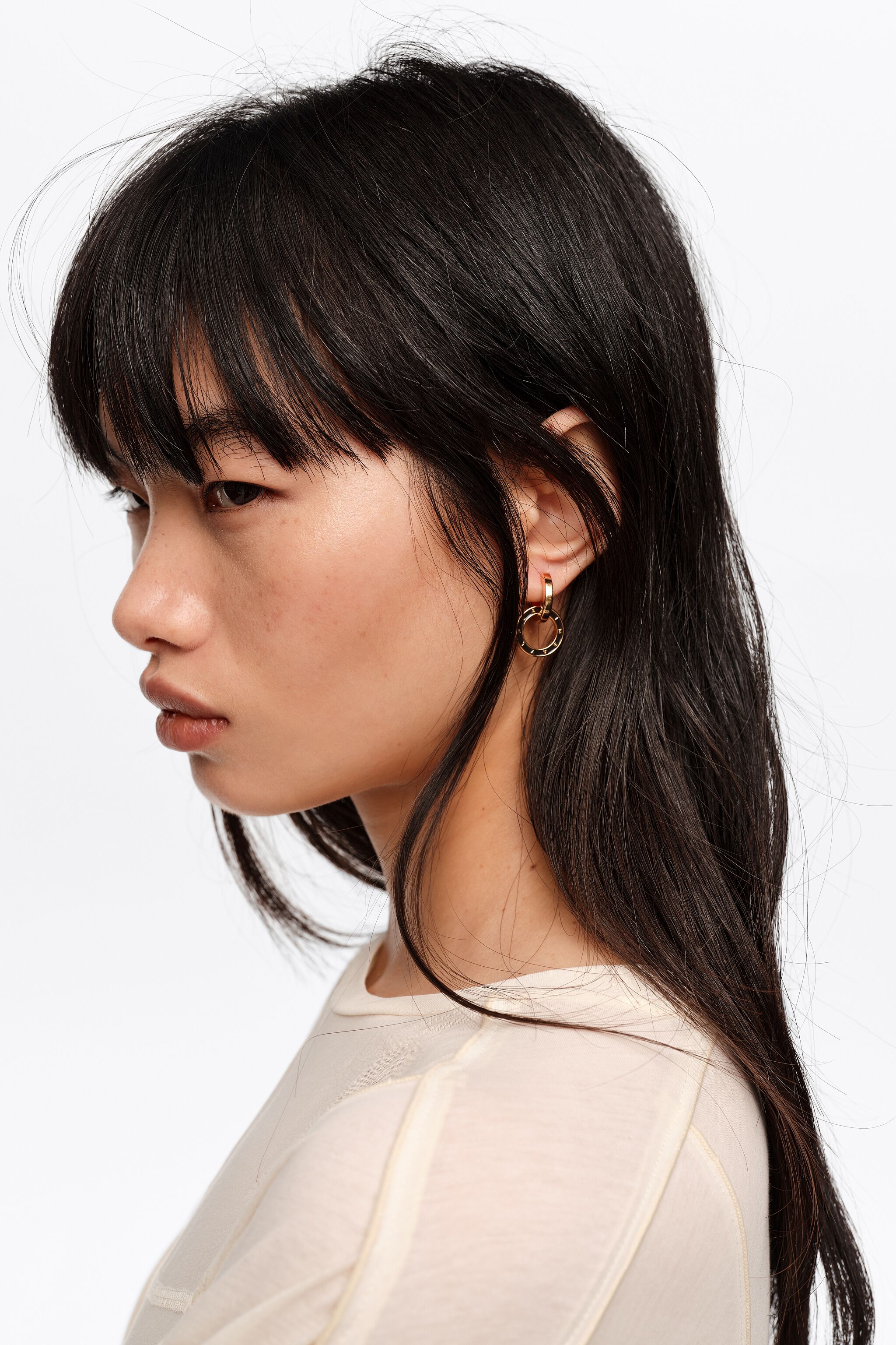 Aretes de doble aro con logotipo marrón