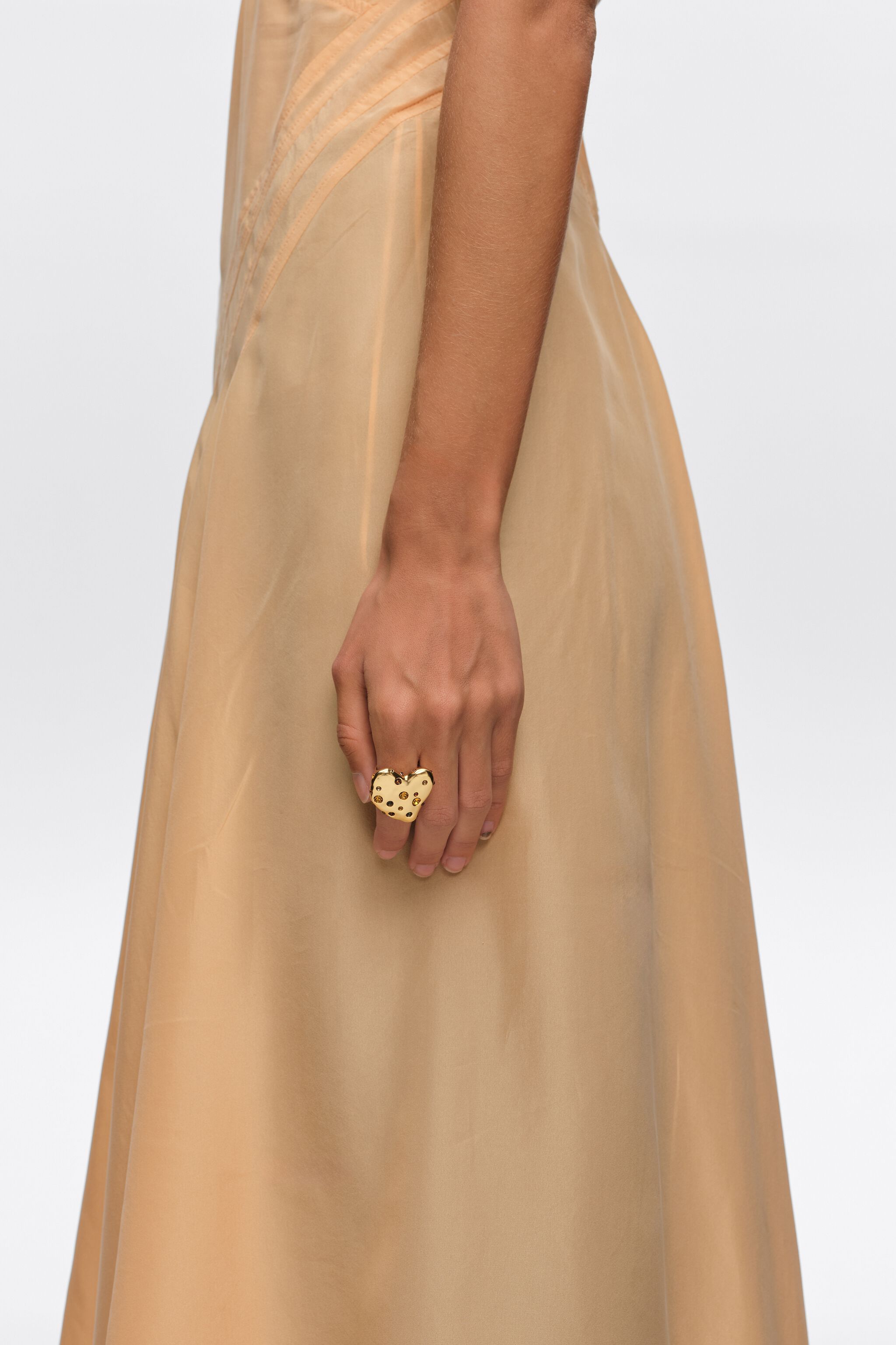 Anillo de cristales con forma de corazón texturizado en dorado mate