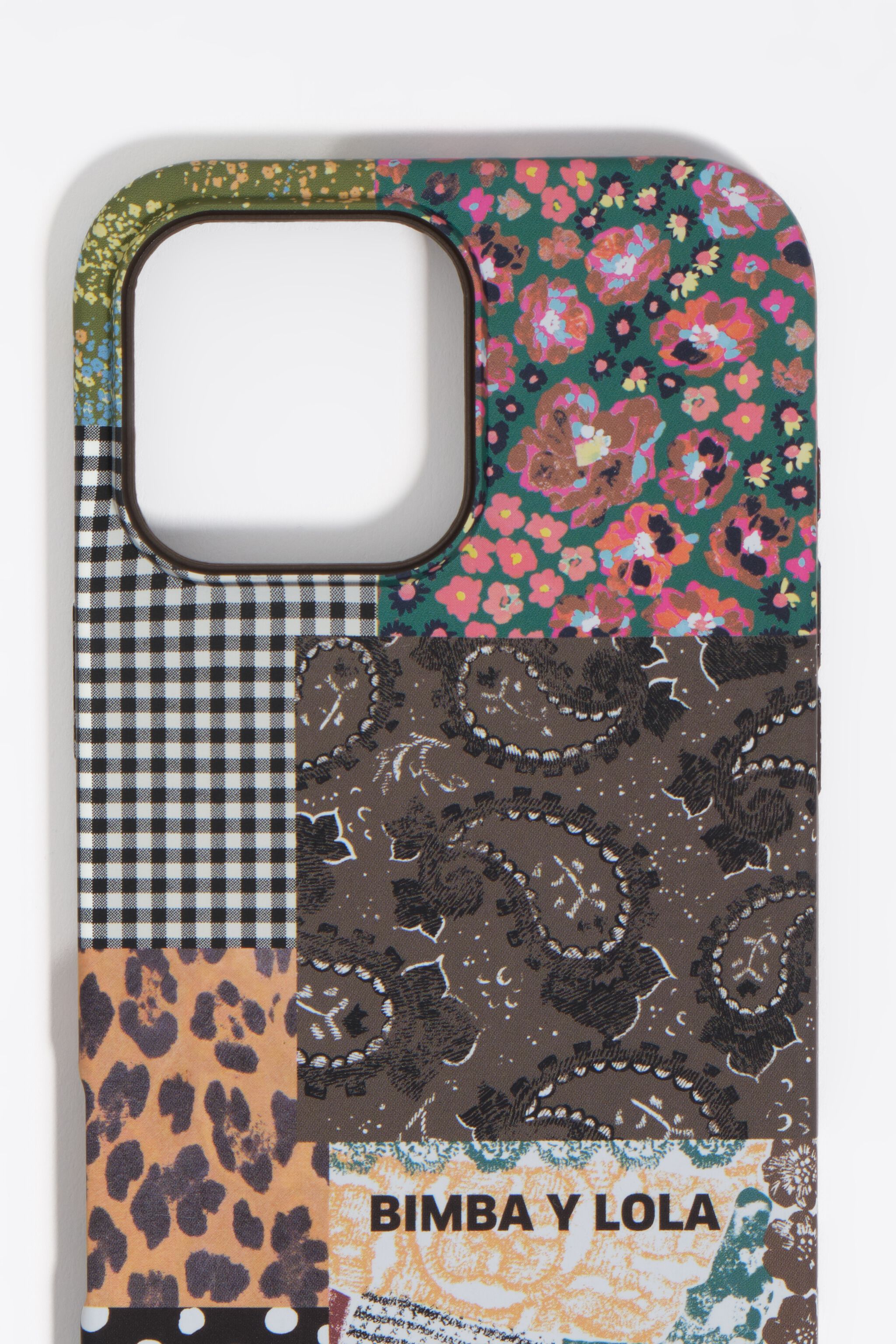 Funda rígida para iPhone 16 Pro Max con diseño de patchwork
