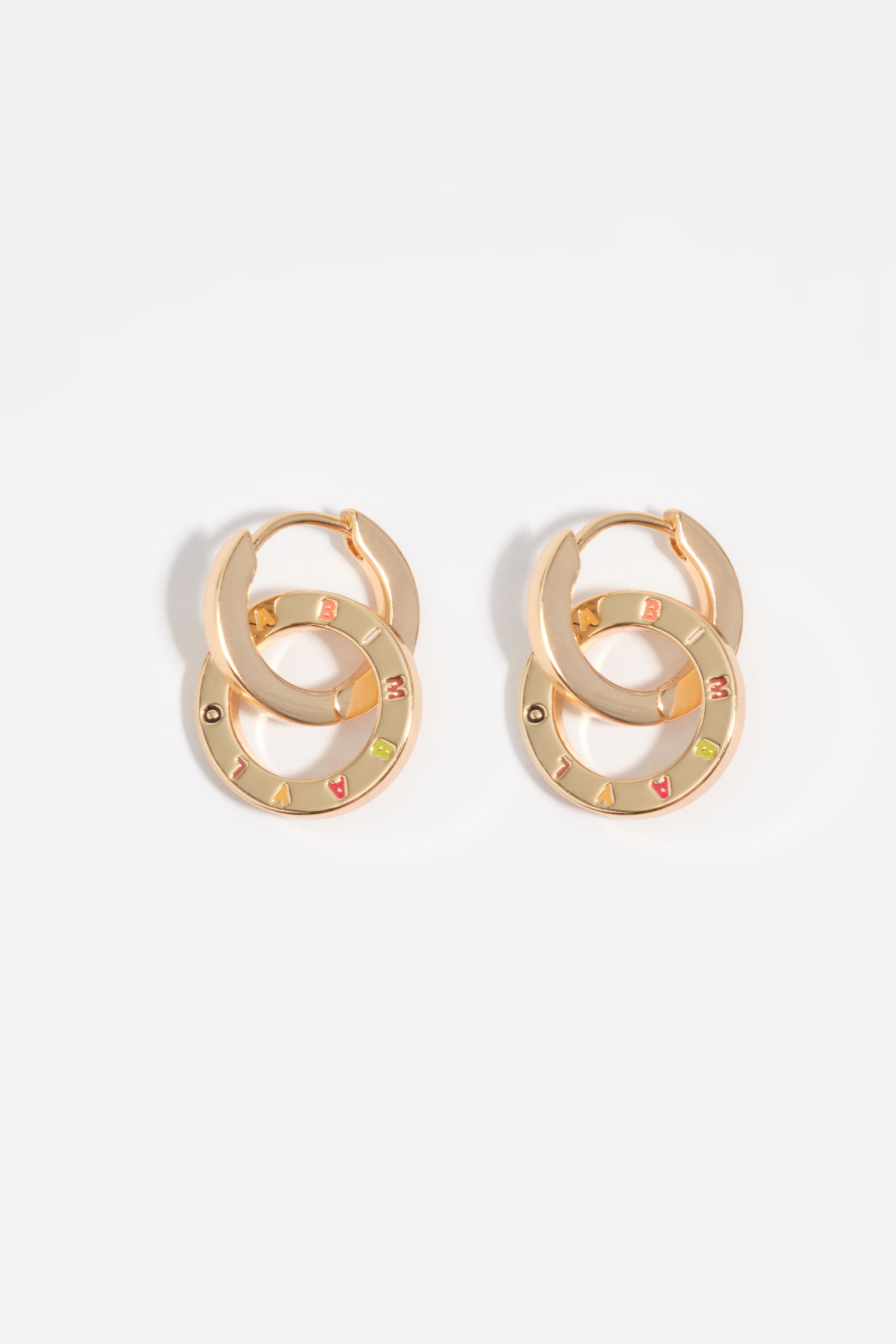 Aretes de doble aro con logotipo dorado