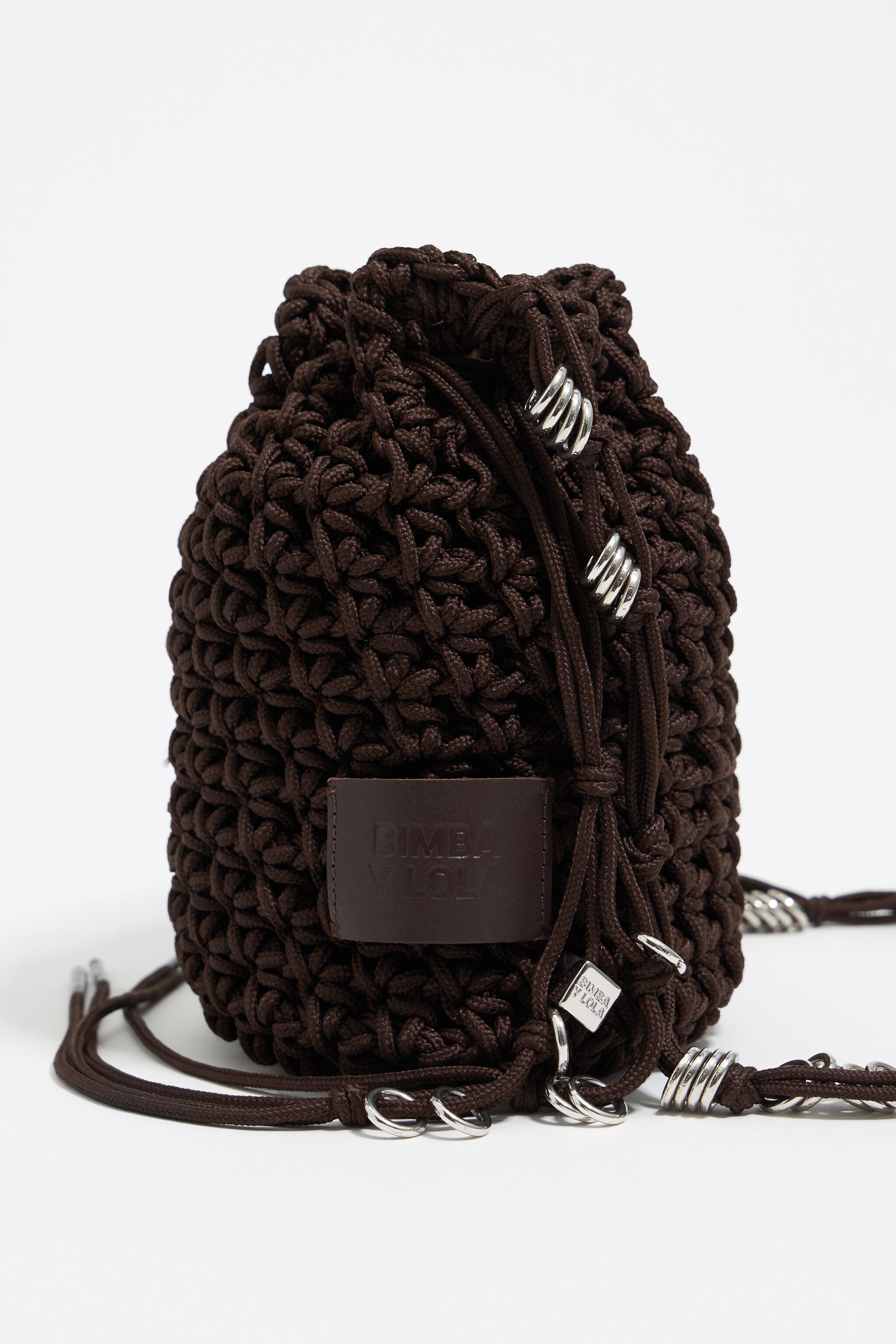 Bolso bucket mini tejido a crochet marrón