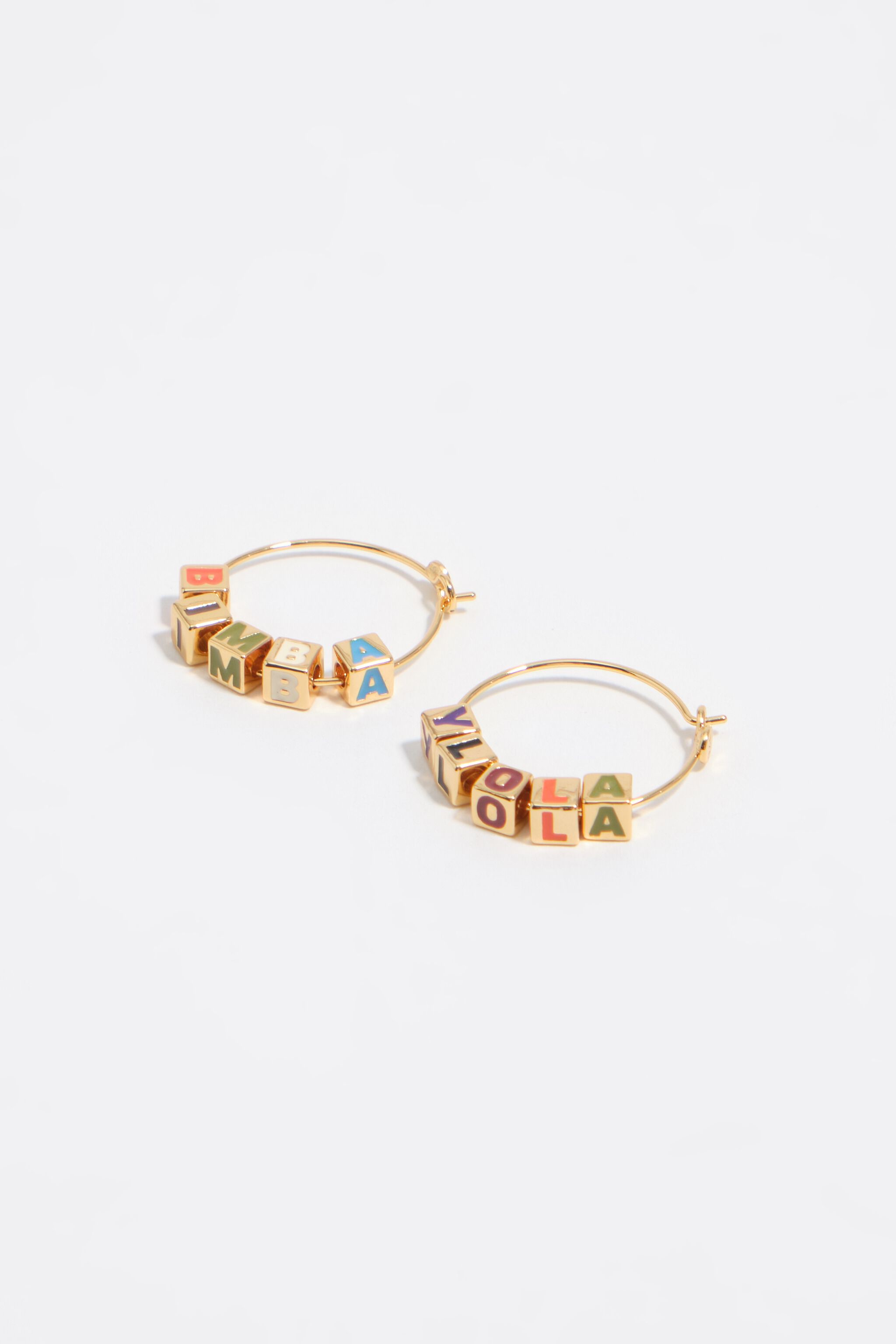 Aros de diamantes con logo multicolor